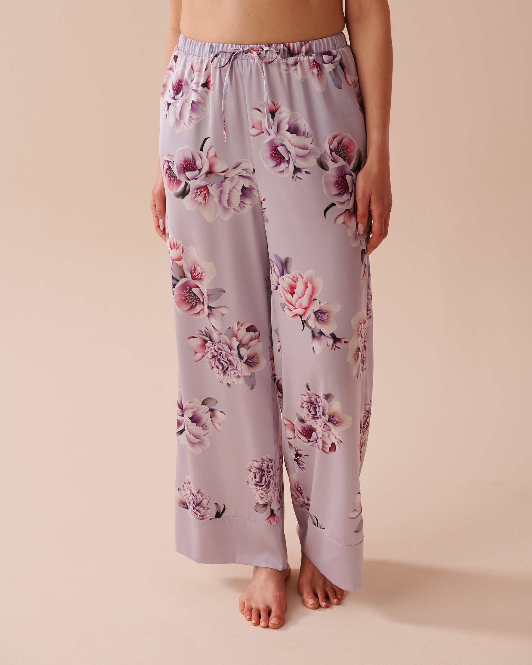LA VIE EN ROSE Pantalon en satin fleurs victoriennes Jardin victorien 60200105 - Voir1
