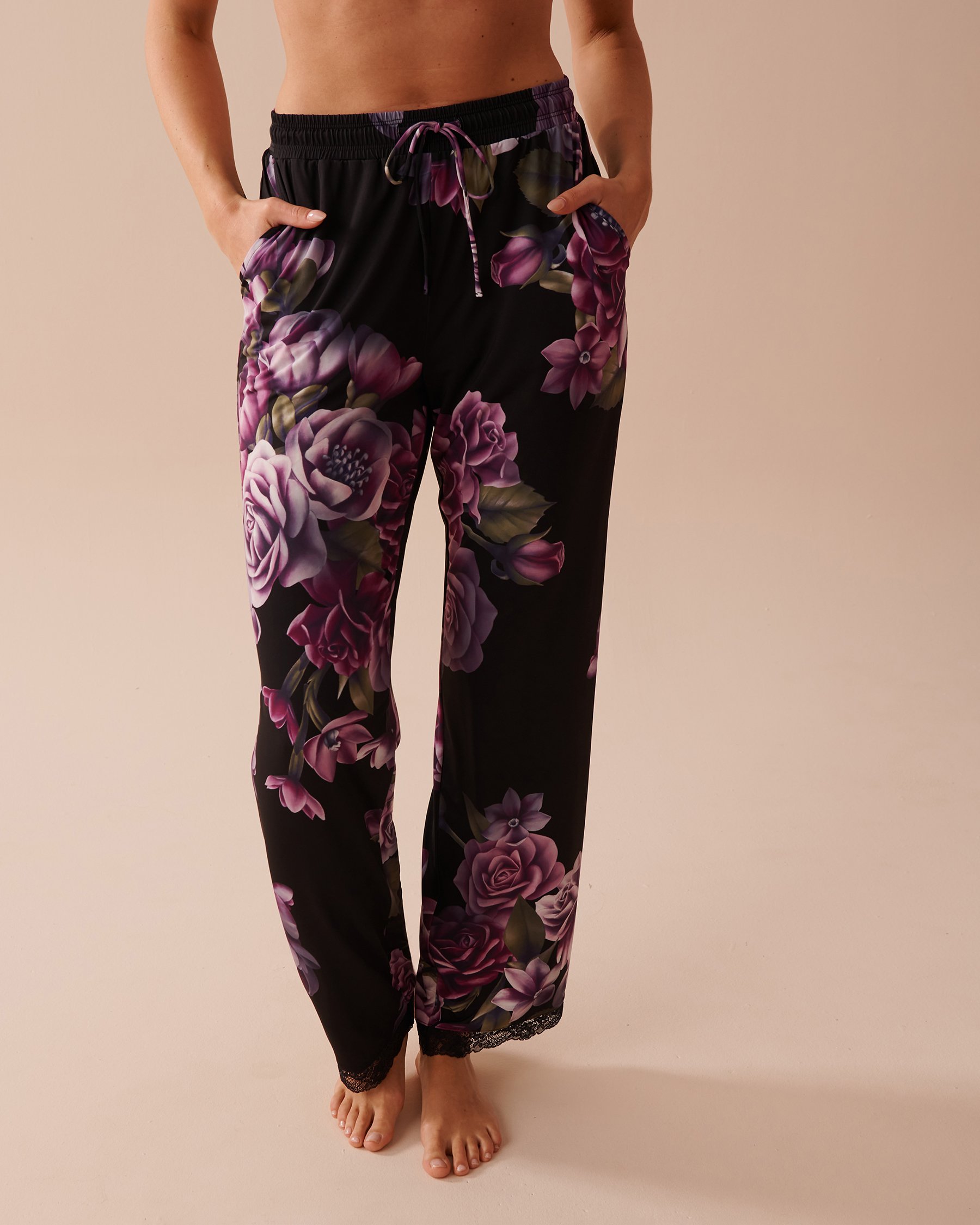 LA VIE EN ROSE Pantalon à fleurs violettes et bordures en dentelle en fibres recyclées Bouquet violet 60200108 - Voir1
