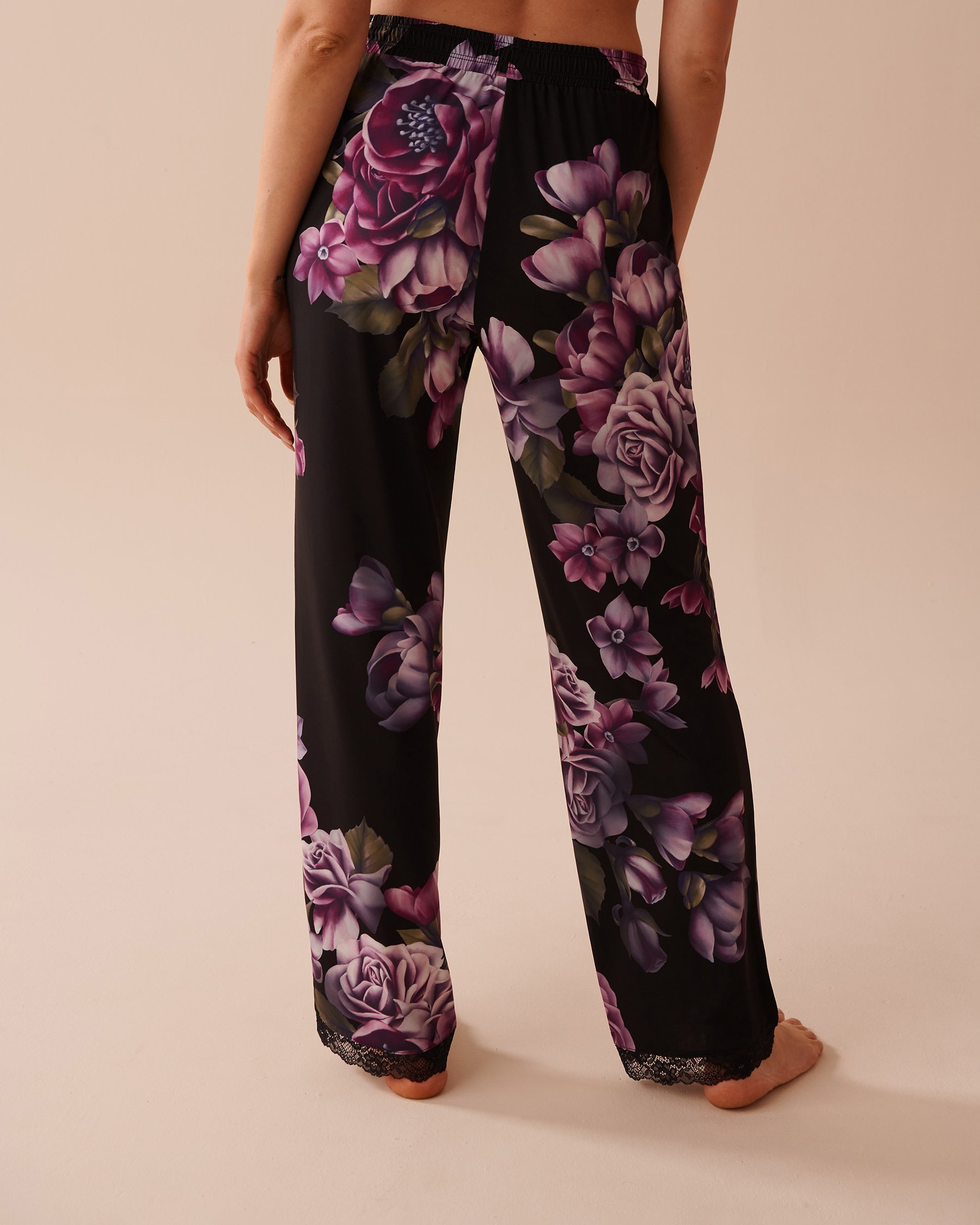 LA VIE EN ROSE Pantalon à fleurs violettes et bordures en dentelle en fibres recyclées Bouquet violet 60200108 - Voir2