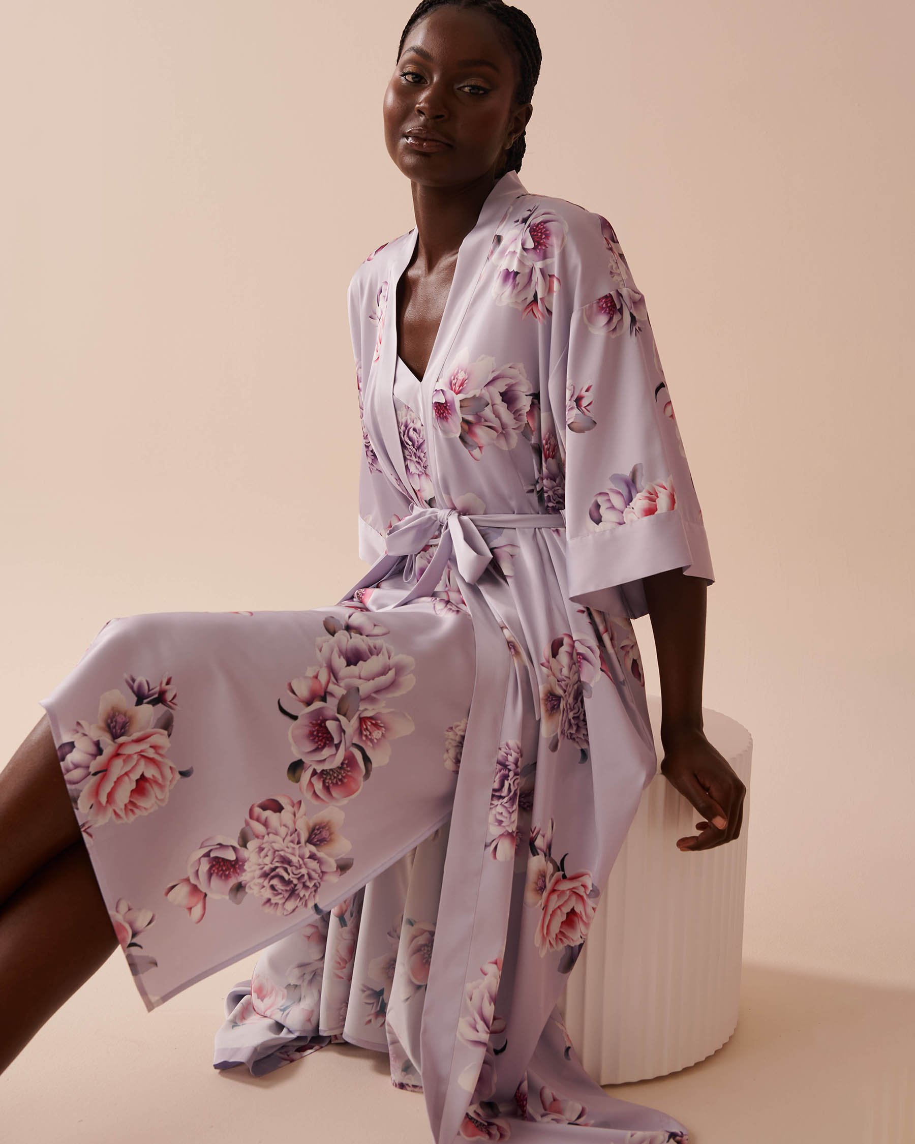 LA VIE EN ROSE Kimono long en satin fleurs victoriennes Jardin victorien 60600081 - Voir1