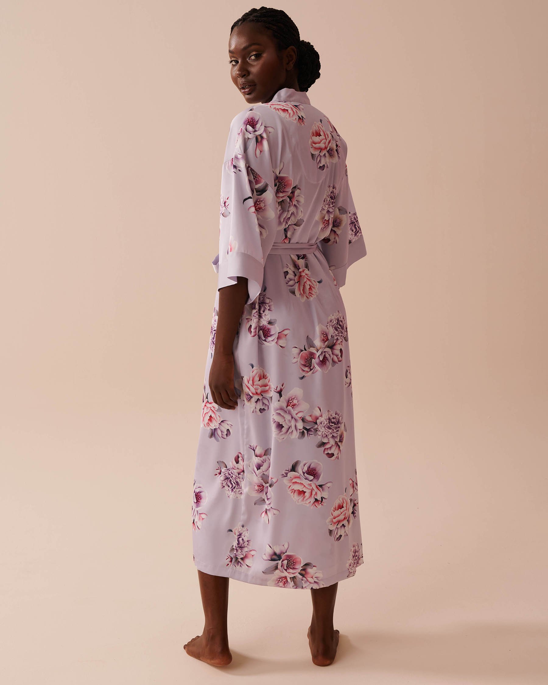 LA VIE EN ROSE Kimono long en satin fleurs victoriennes Jardin victorien 60600081 - Voir2