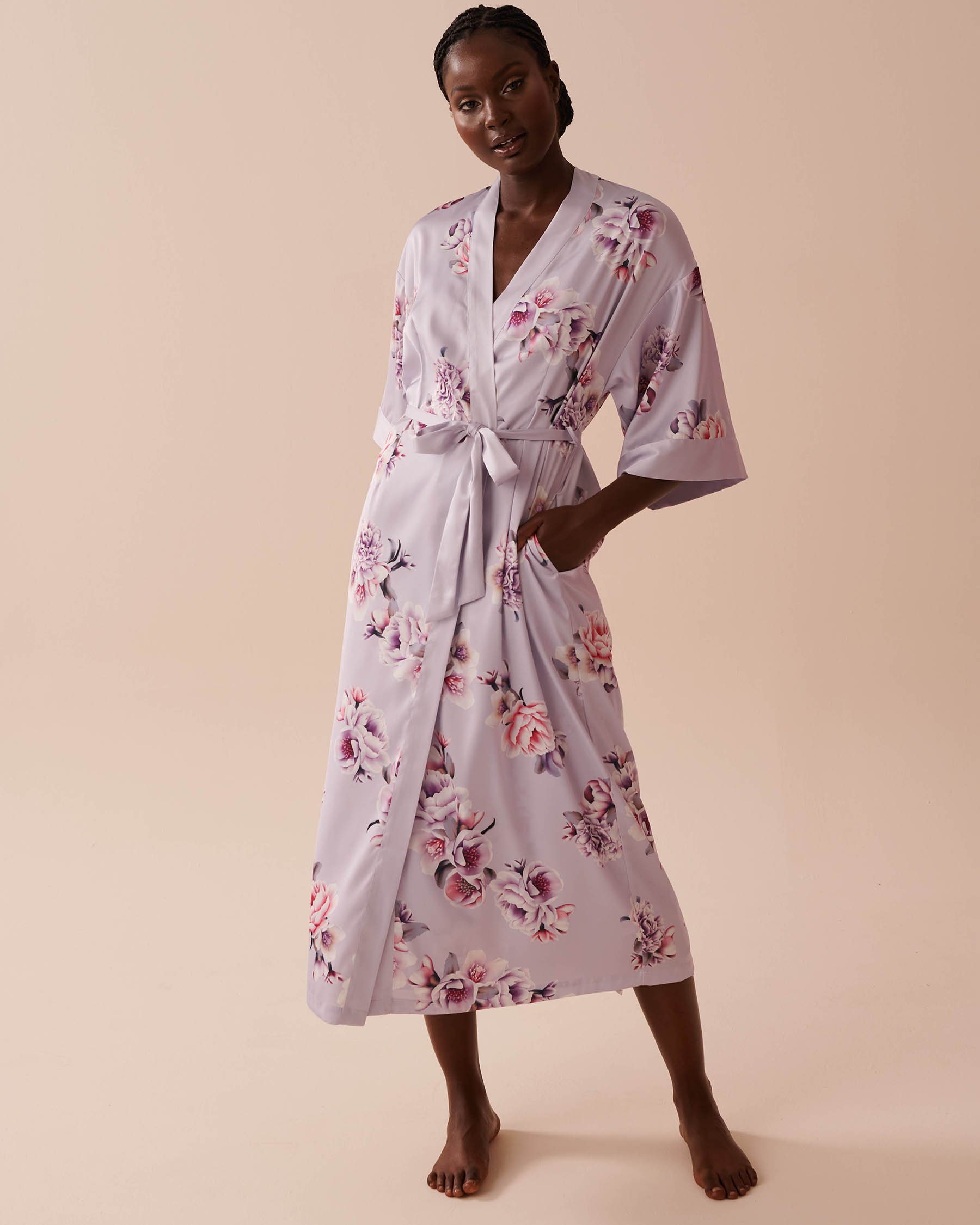 LA VIE EN ROSE Kimono long en satin fleurs victoriennes Jardin victorien 60600081 - Voir3