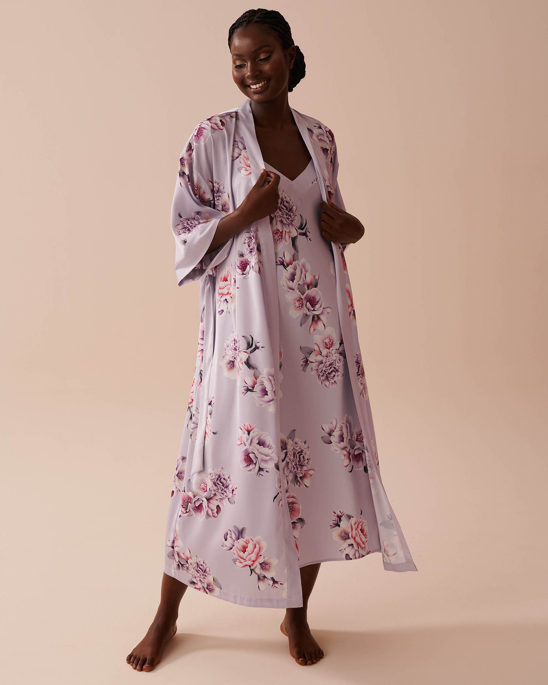 LA VIE EN ROSE Kimono long en satin fleurs victoriennes Jardin victorien 60600081 - Voir4