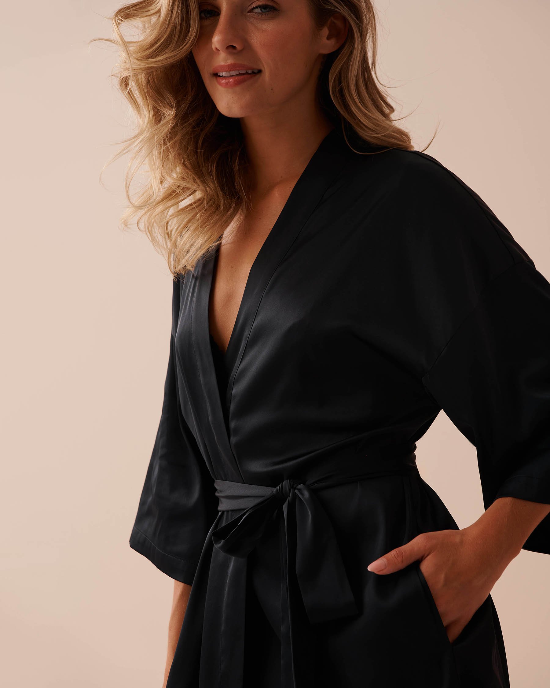 LA VIE EN ROSE Satin Kimono Black 60600083 - View2