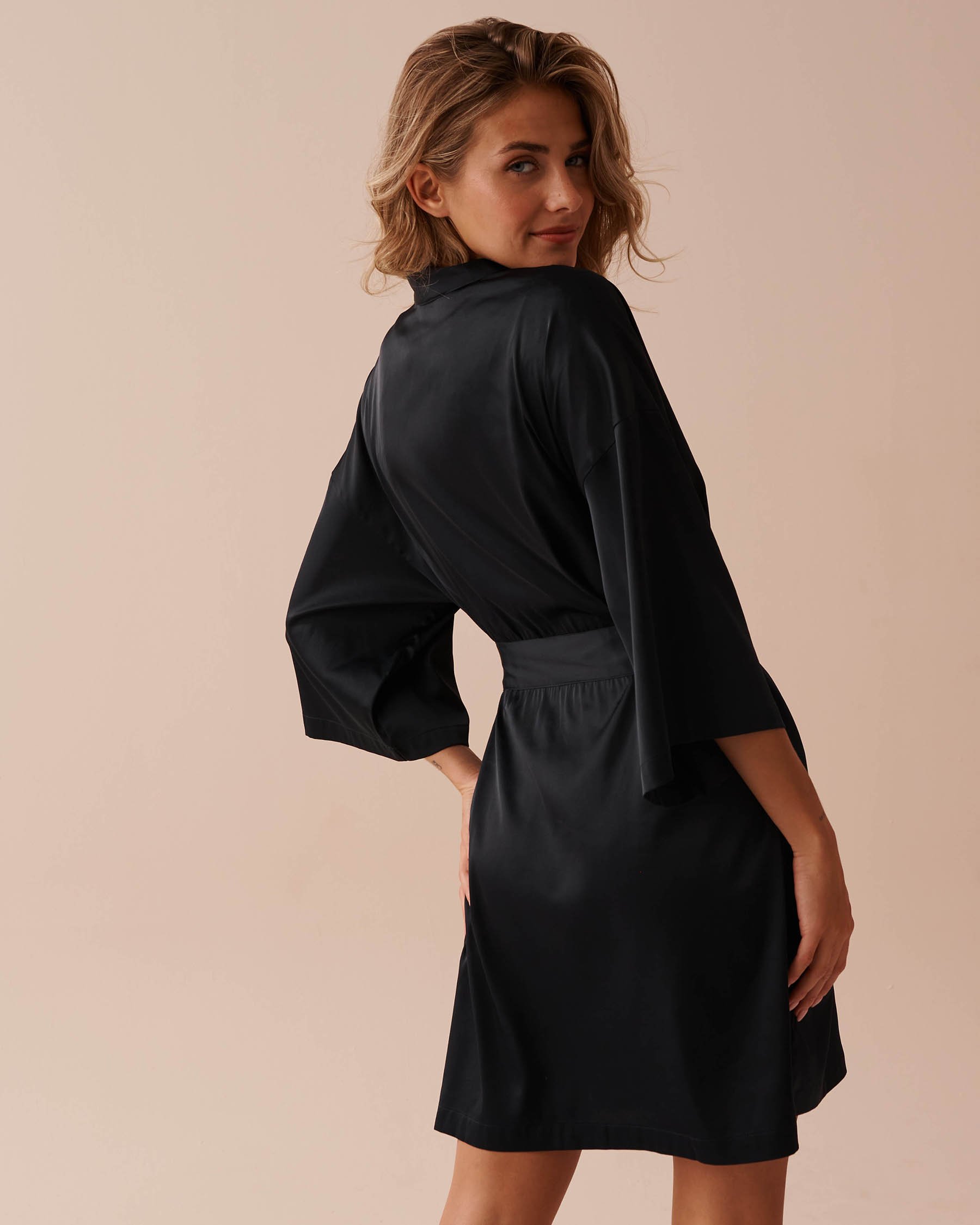 LA VIE EN ROSE Satin Kimono Black 60600083 - View3