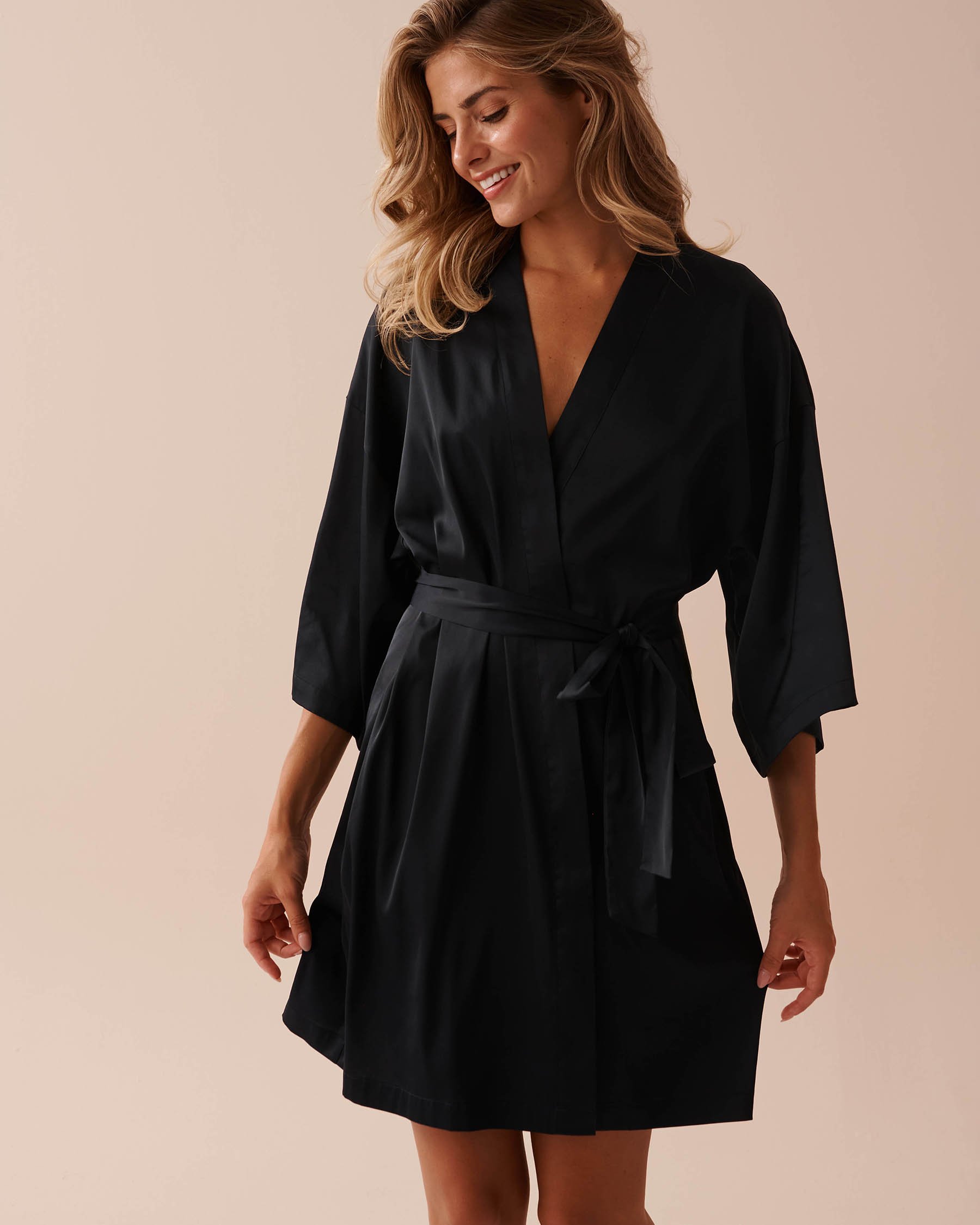 LA VIE EN ROSE Satin Kimono Black 60600083 - View4