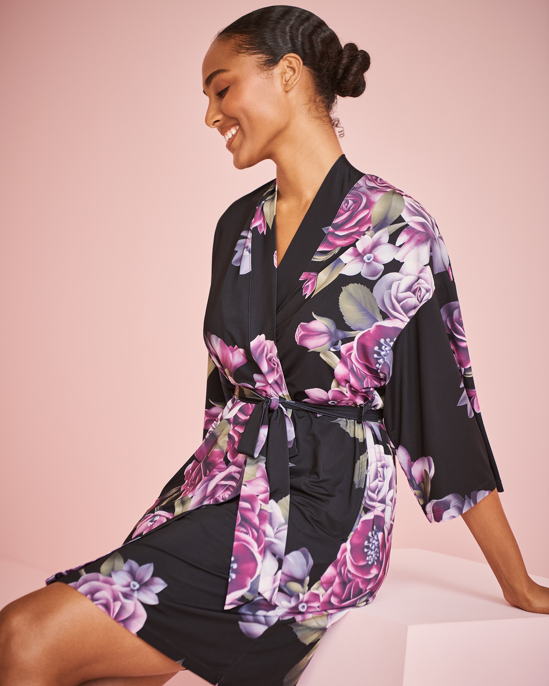 LA VIE EN ROSE Kimono à fleurs violettes en fibres recyclées Bouquet violet 60600082 - View1