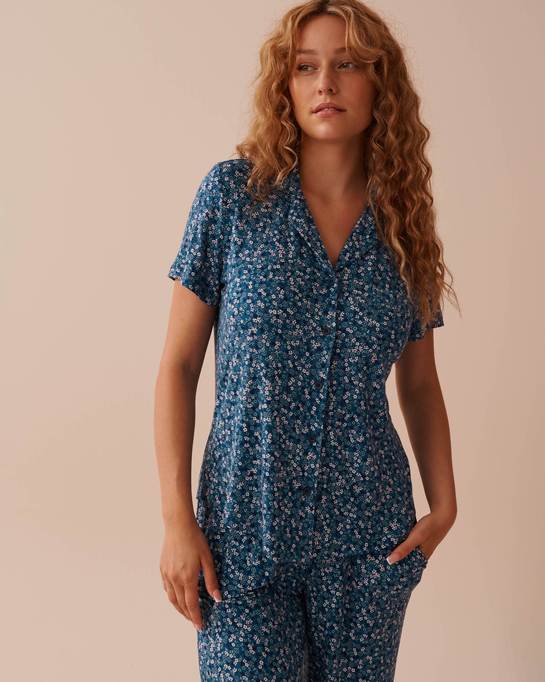 LA VIE EN ROSE Chemisier manches courtes en jersey doux Petites fleurs bleues 40100626 - Voir3