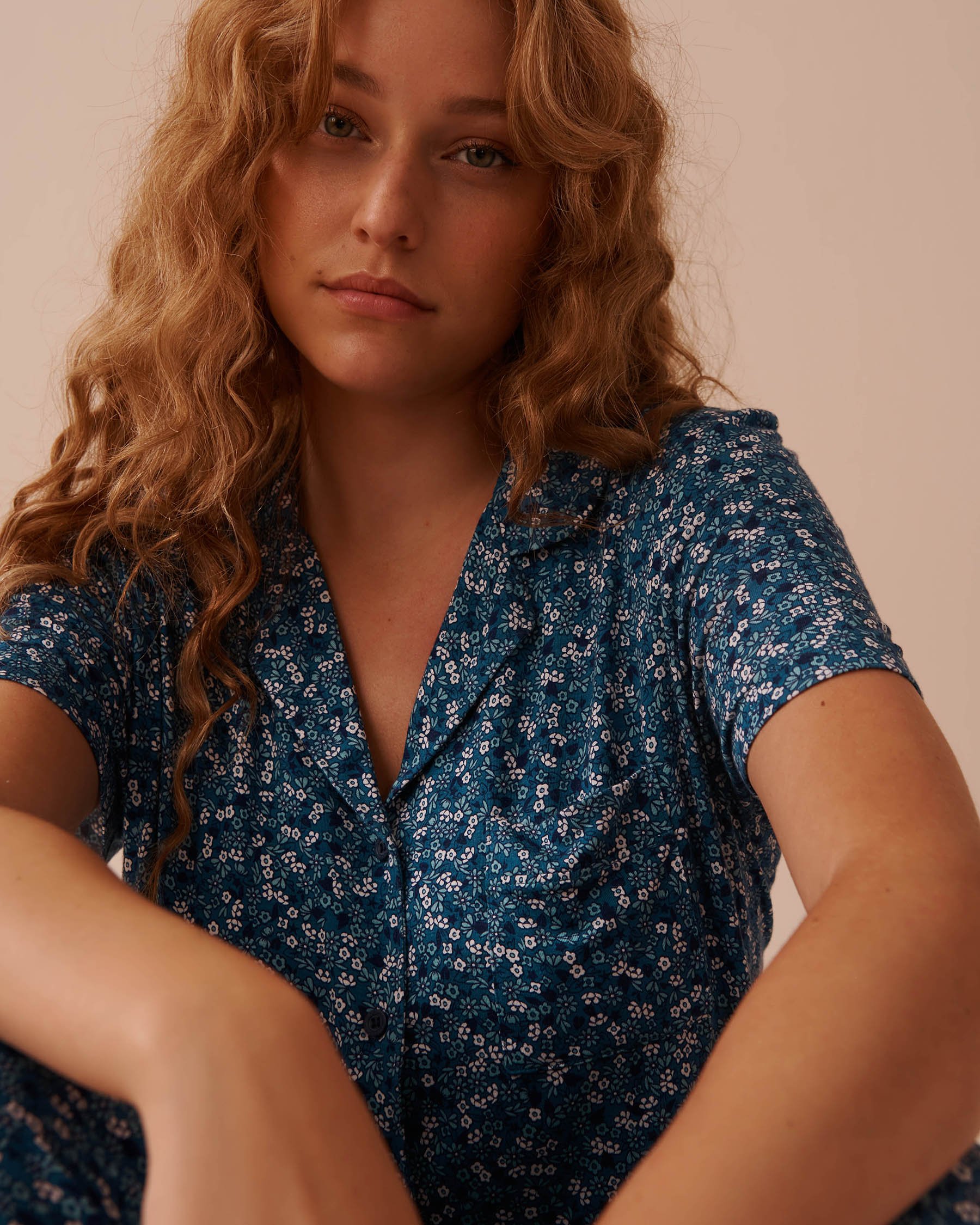 LA VIE EN ROSE Chemisier manches courtes en jersey doux Petites fleurs bleues 40100626 - Voir4