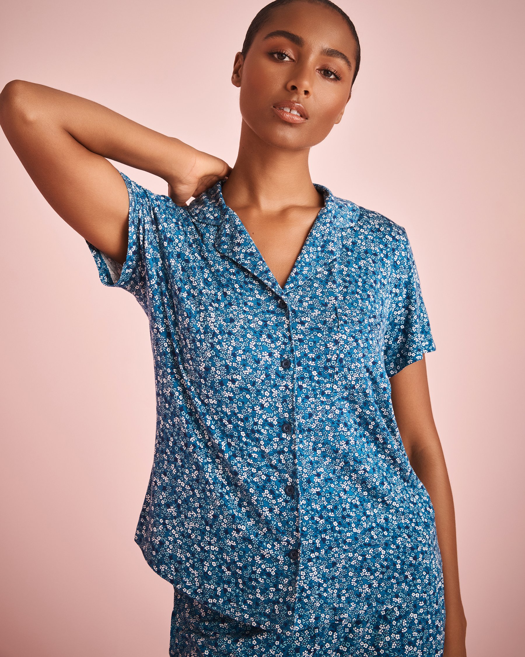 LA VIE EN ROSE Chemisier manches courtes en jersey doux Petites fleurs bleues 40100626 - Voir1