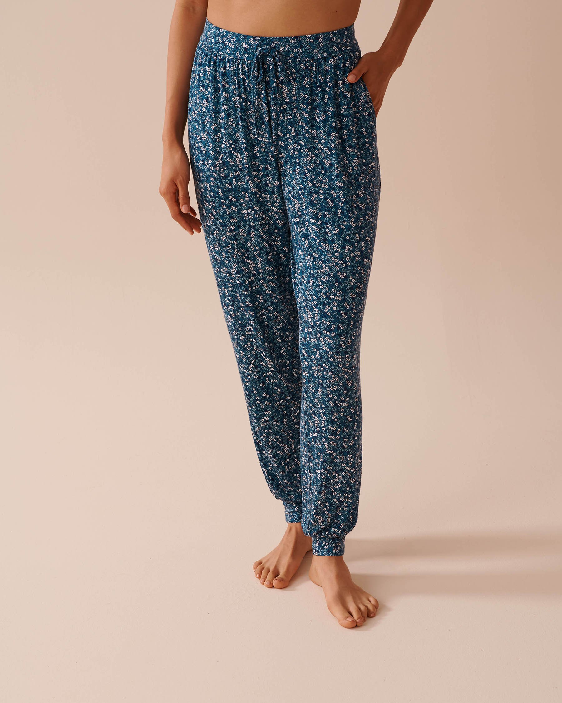 LA VIE EN ROSE Pantalon de pyjama jogger en jersey doux Petites fleurs bleues 40200620 - Voir1