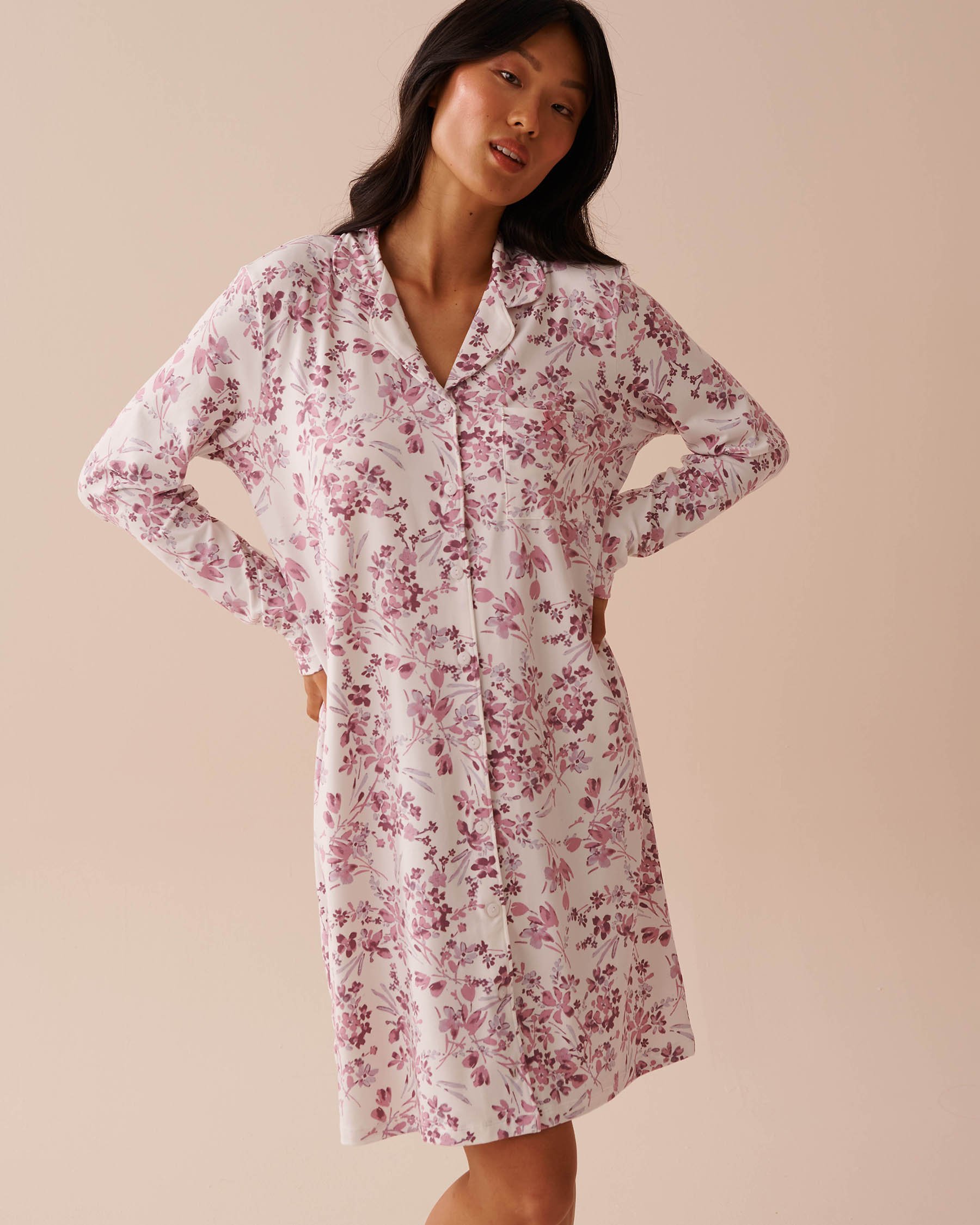 LA VIE EN ROSE Chemise de nuit manches longues ultra douce à fleurs mauves Fleurs mauves 40500375 - Voir1