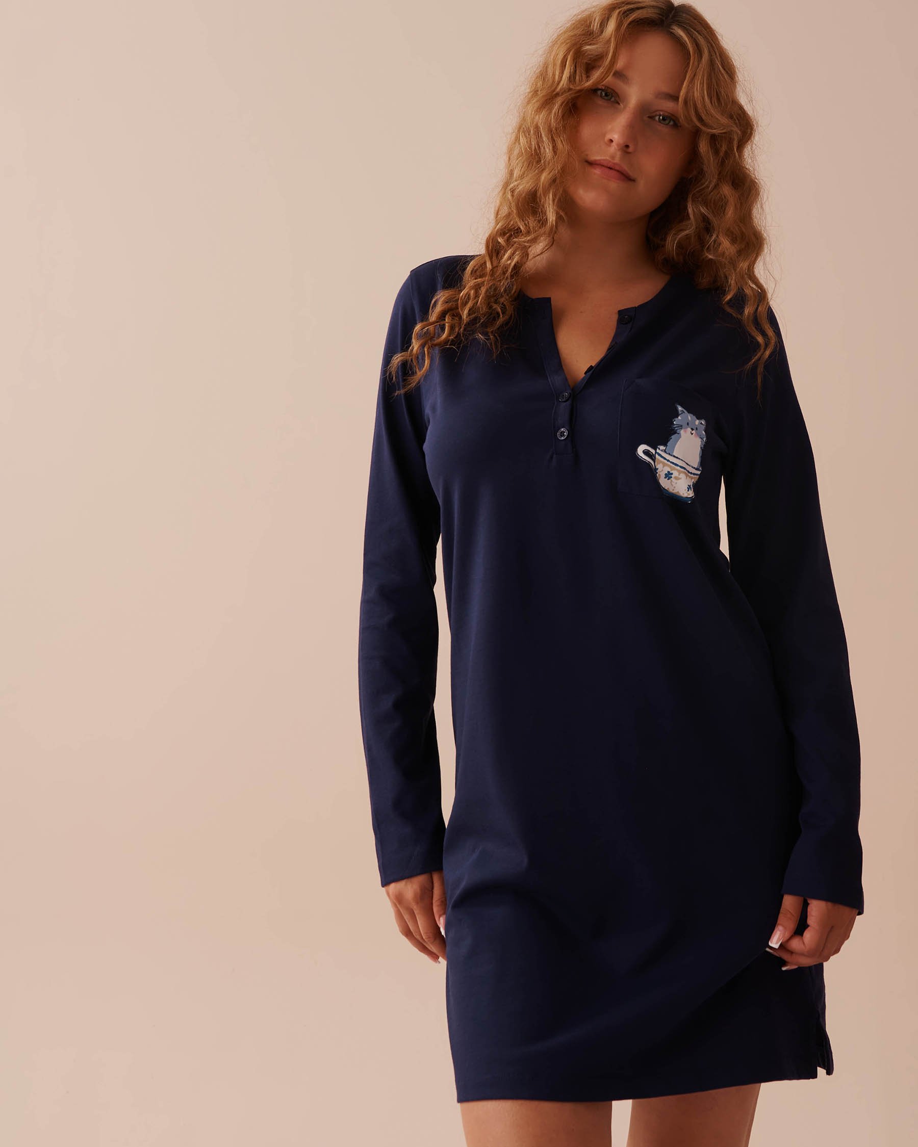 LA VIE EN ROSE Chemise de nuit en coton à imprimé chat Bleu nuit 40500377 - Voir1