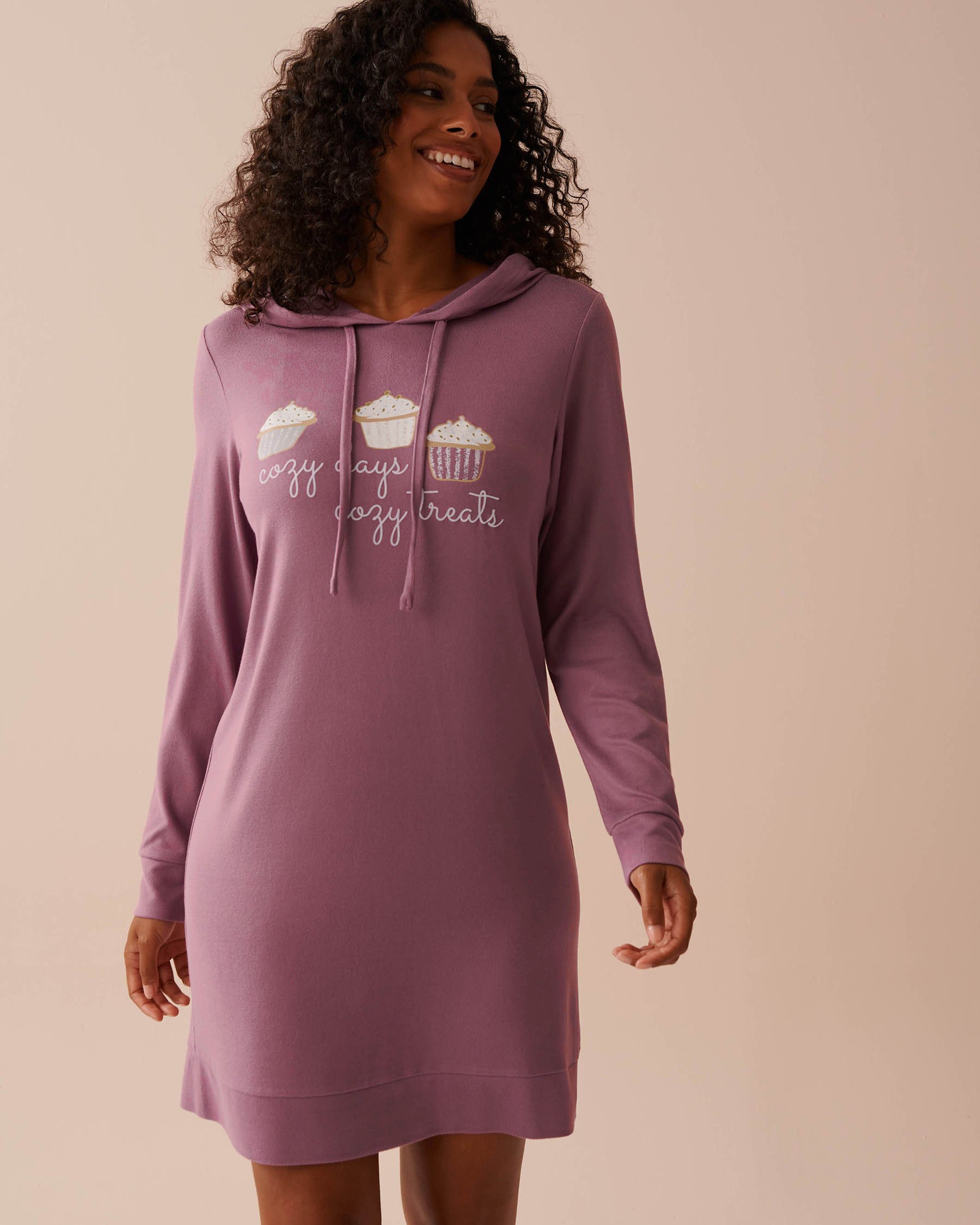 LA VIE EN ROSE Chemise de nuit à capuche en fibres recyclées imprimé cupcake Orchidée 40500378 - Voir1