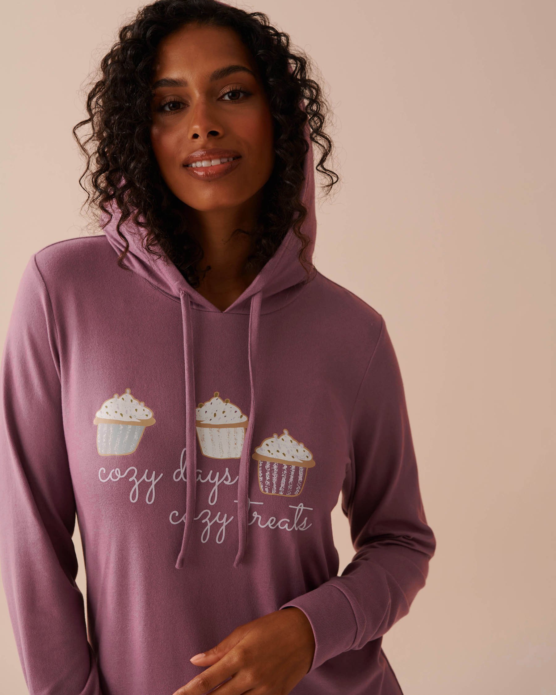 LA VIE EN ROSE Chemise de nuit à capuche en fibres recyclées imprimé cupcake Orchidée 40500378 - Voir3