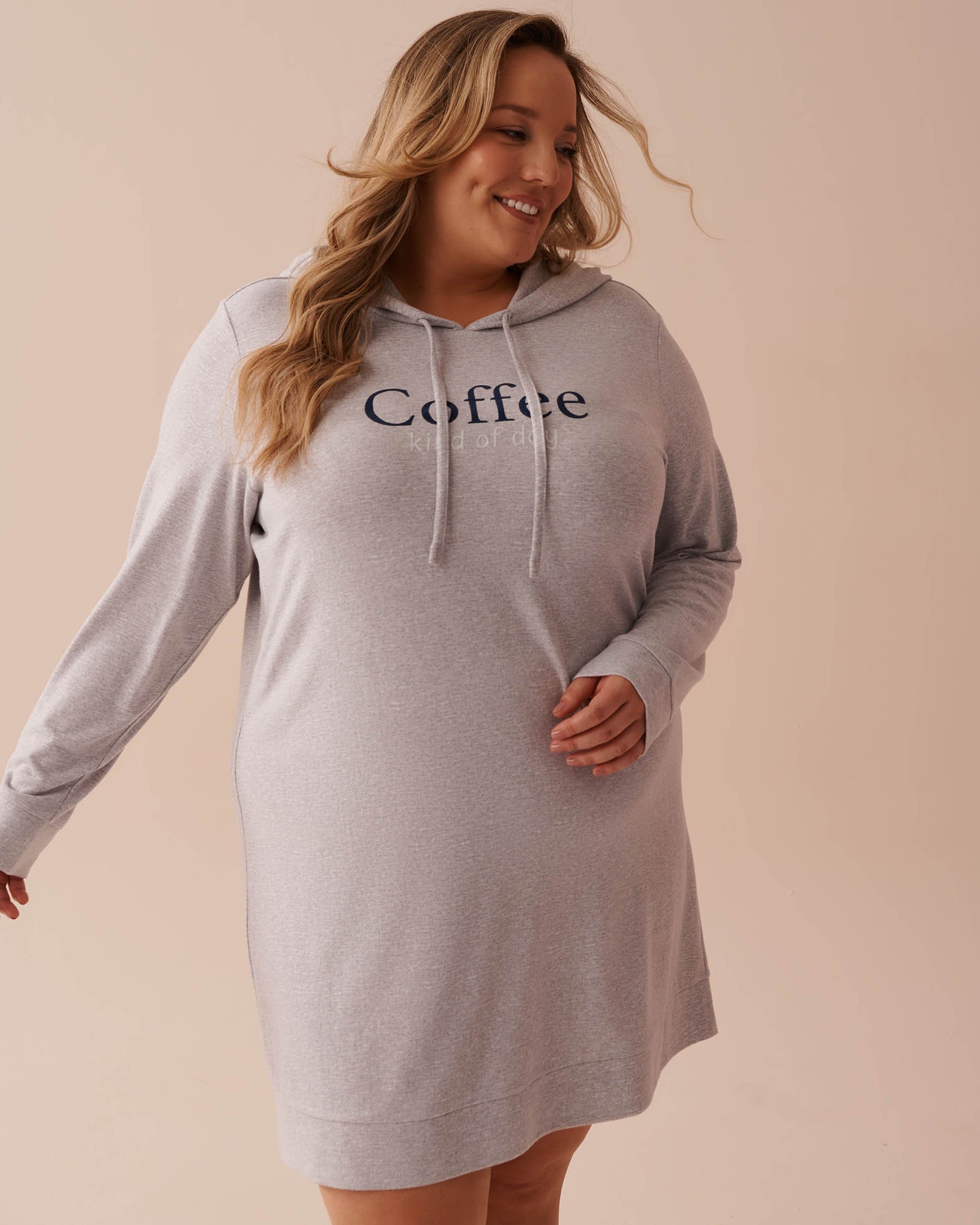 LA VIE EN ROSE Chemise de nuit à capuche en fibres recyclées Gris 40500378 - Voir1