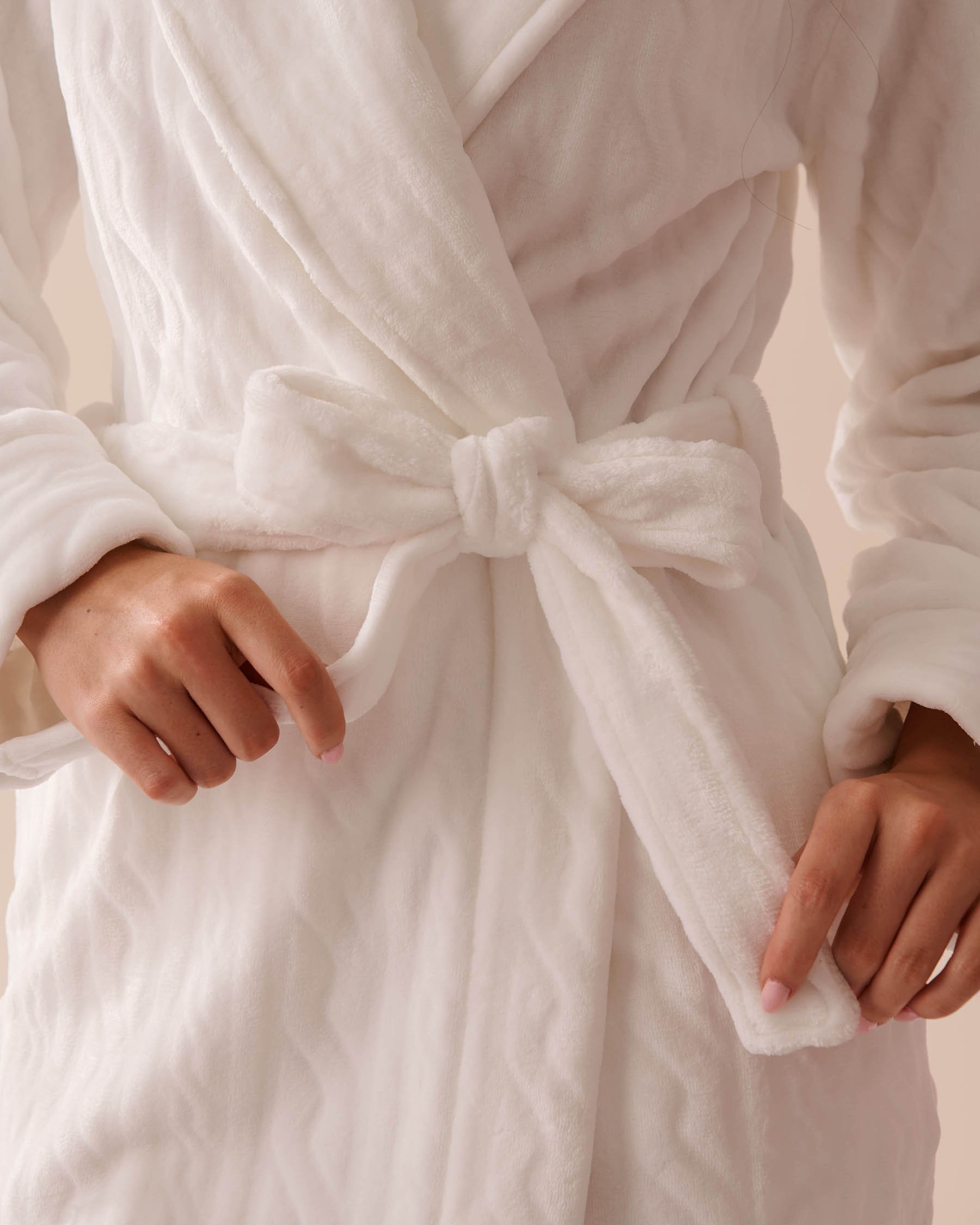 LA VIE EN ROSE Knit-Effect Soft Plush Robe White 40600182 - View3