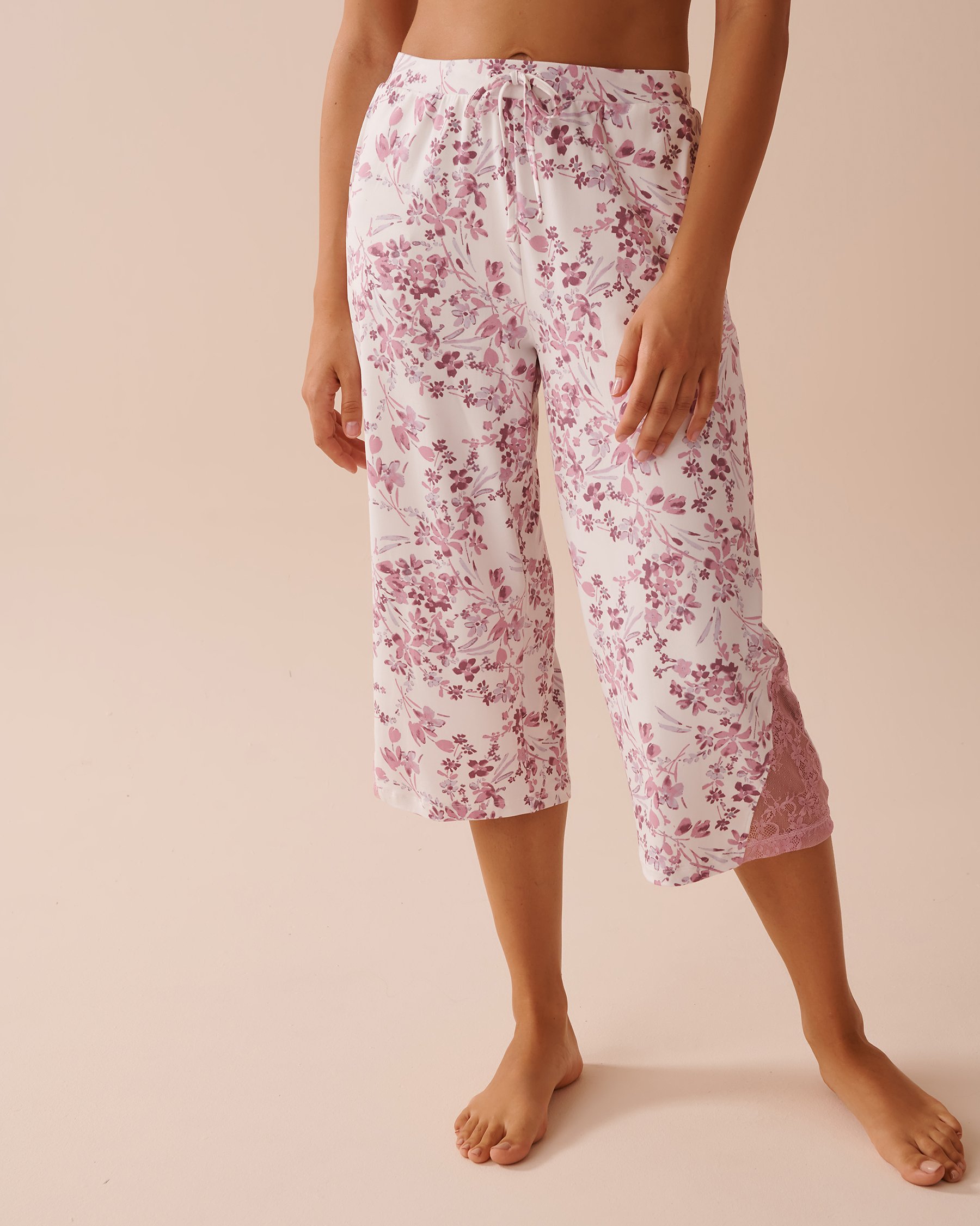 LA VIE EN ROSE Capri ultra doux à détails en dentelle et fleurs mauves Fleurs mauves 40200605 - View1