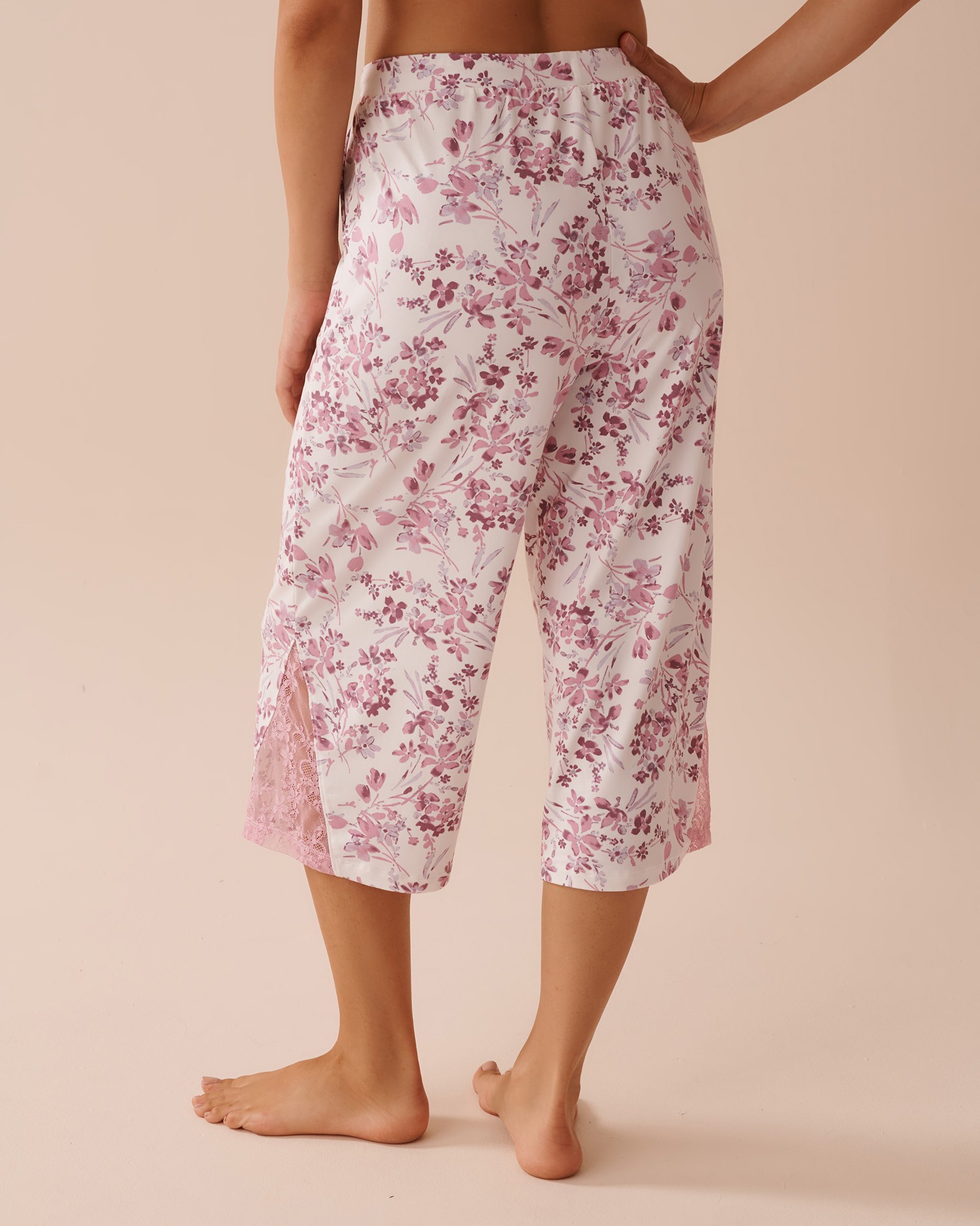 LA VIE EN ROSE Capri ultra doux à détails en dentelle et fleurs mauves Fleurs mauves 40200605 - View2