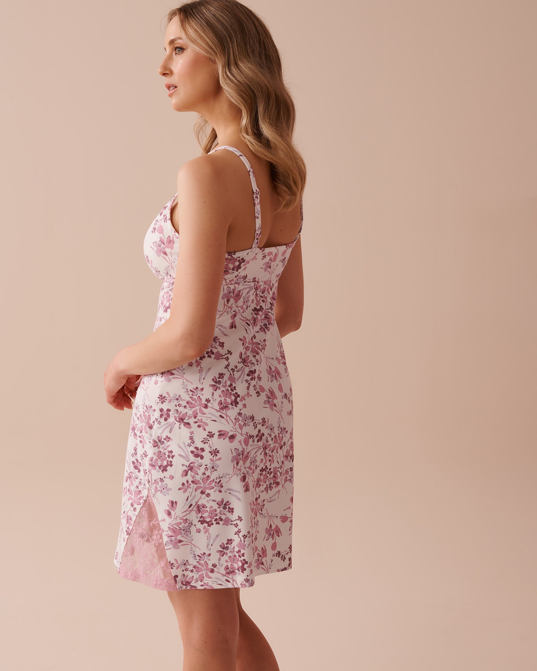 LA VIE EN ROSE Nuisette ultra douce à détails en dentelle et fleurs mauves Fleurs mauves 40500376 - View2