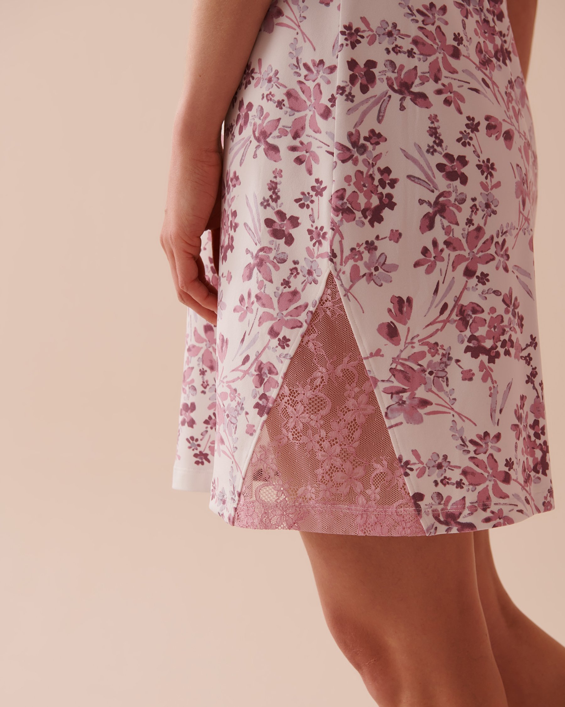 LA VIE EN ROSE Nuisette ultra douce à détails en dentelle et fleurs mauves Fleurs mauves 40500376 - View3