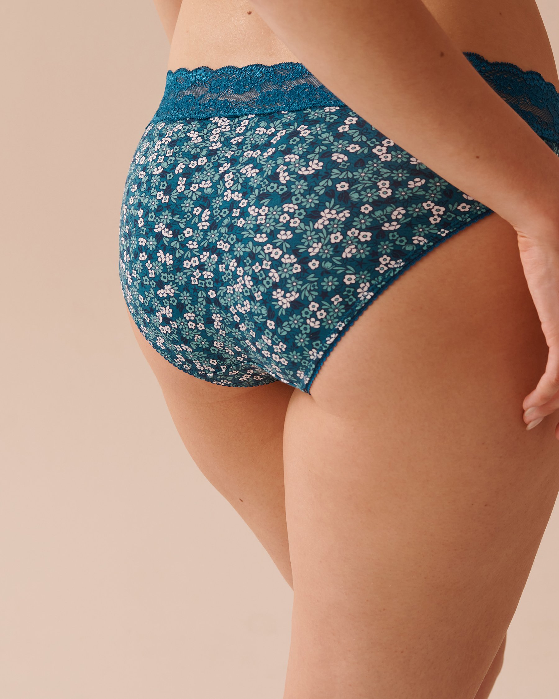 LA VIE EN ROSE Culotte bikini coton et bande de dentelle Petites fleurs bleues 20100507 - Voir2