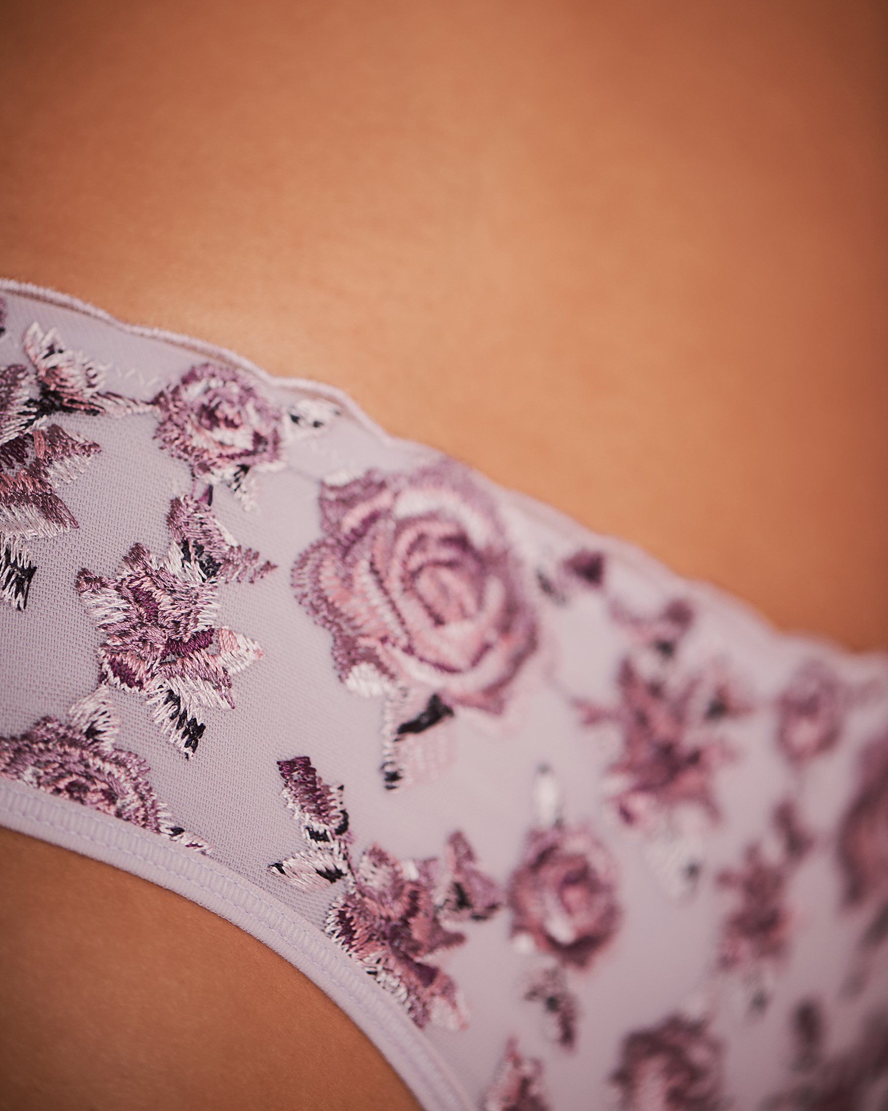 LA VIE EN ROSE Culotte bikini microfibre et résille dos lisse Roses mauves 20300334 - Voir1