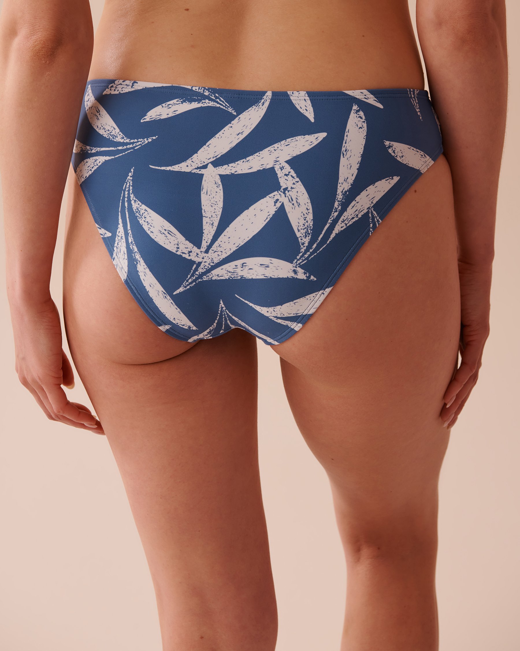 LA VIE EN ROSE AQUA Bas de bikini brésilien en fibres recyclées COASTAL LEAVES Feuilles côtières 70300606 - Voir5