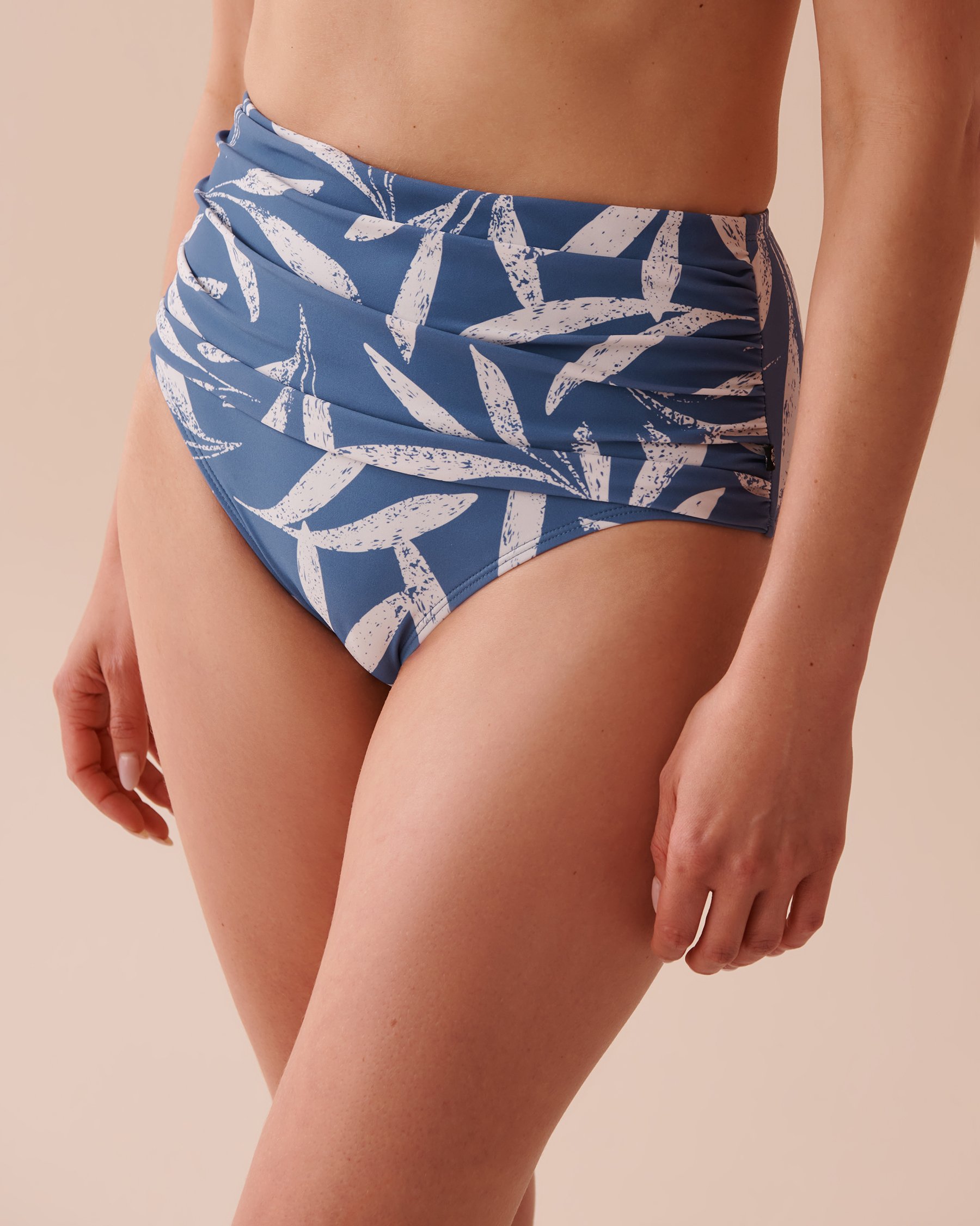 LA VIE EN ROSE AQUA Bas de bikini taille haute drapée en fibres recyclées COASTAL LEAVES Feuilles côtières 70300607 - Voir1