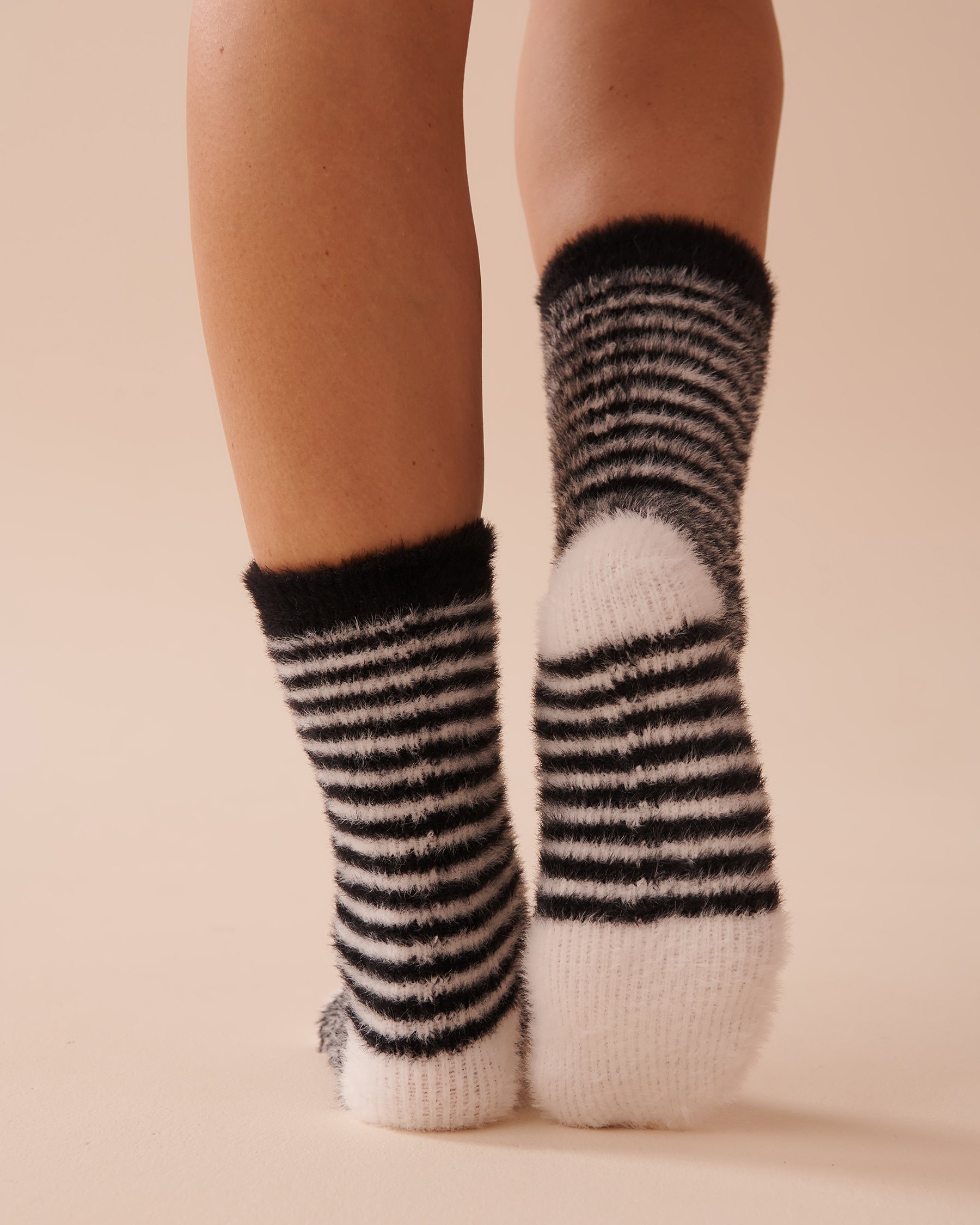 LA VIE EN ROSE 2 Pairs of Soft Plush Socks Black Stripes 40700357 - View2