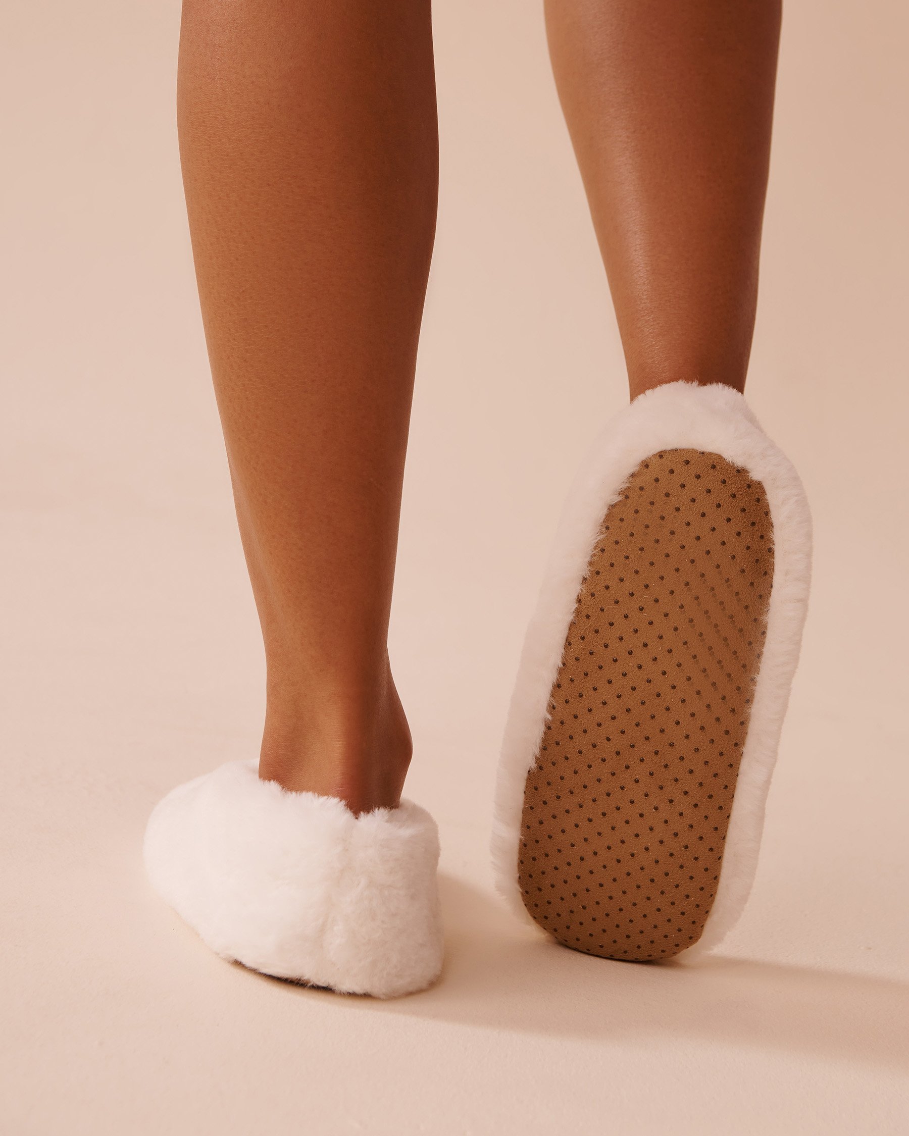 LA VIE EN ROSE Faux Fur Slipper Socks Snow White 40700354 - View2