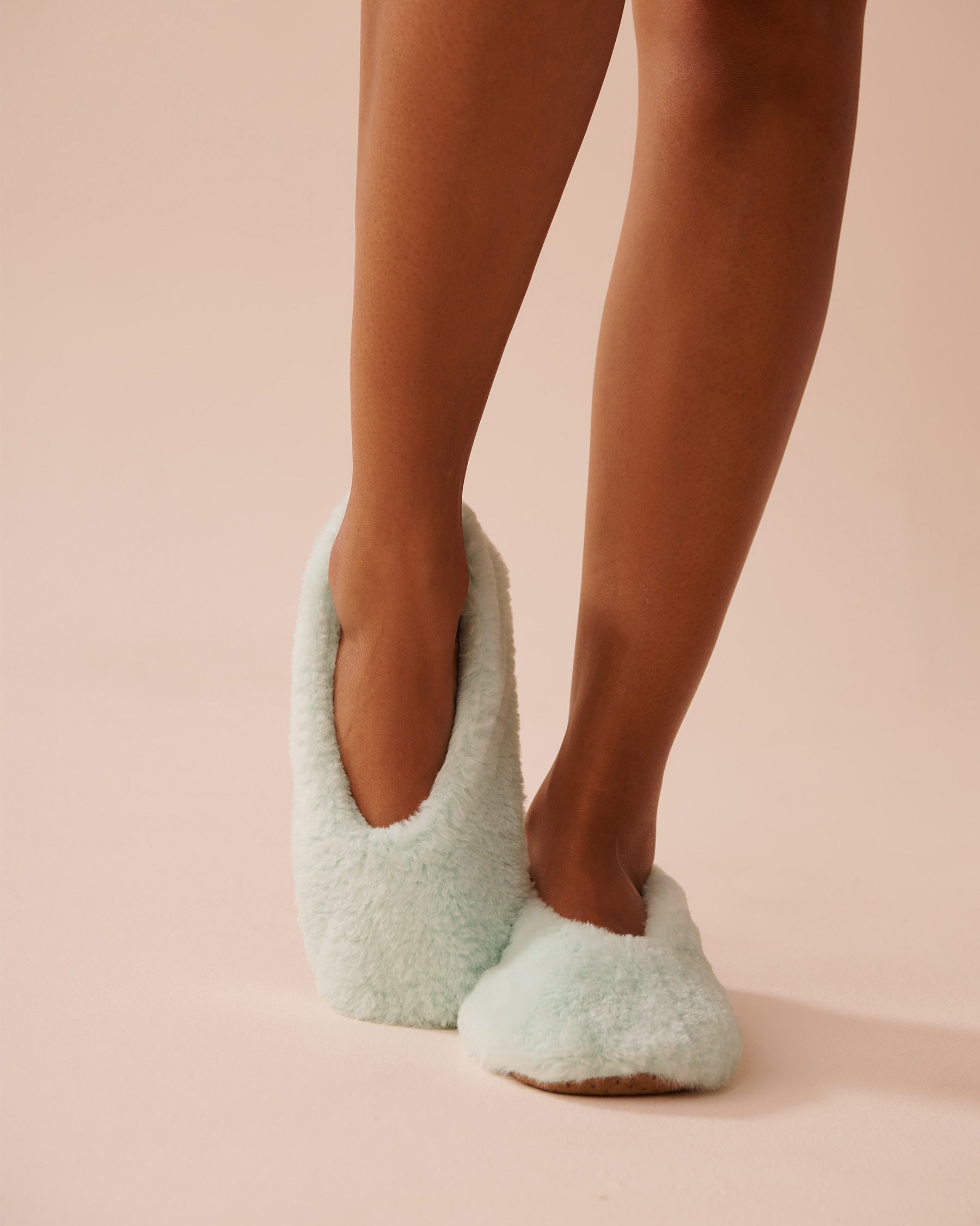 LA VIE EN ROSE Faux Fur Slipper Socks Mint Green 40700354 - View1