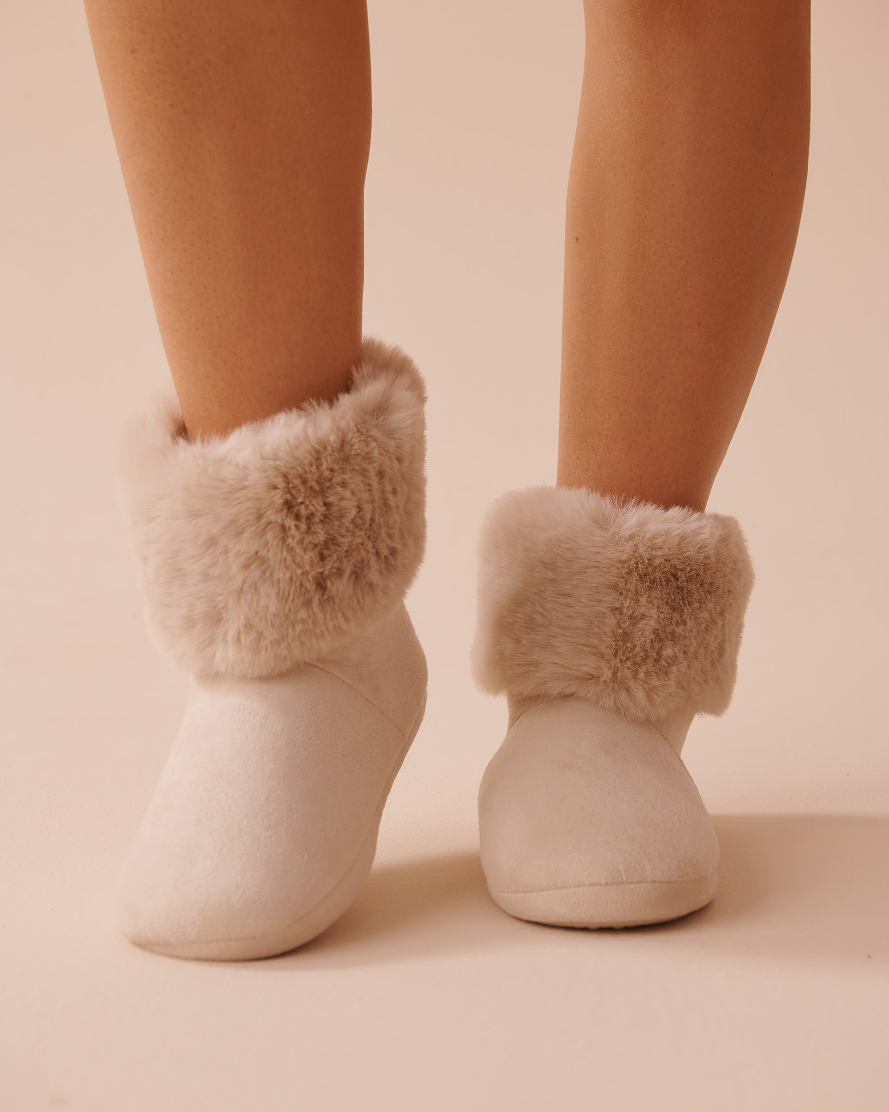 LA VIE EN ROSE Pantoufles bottines en faux suède et fausse fourrure Beige clair 40700362 - Voir1