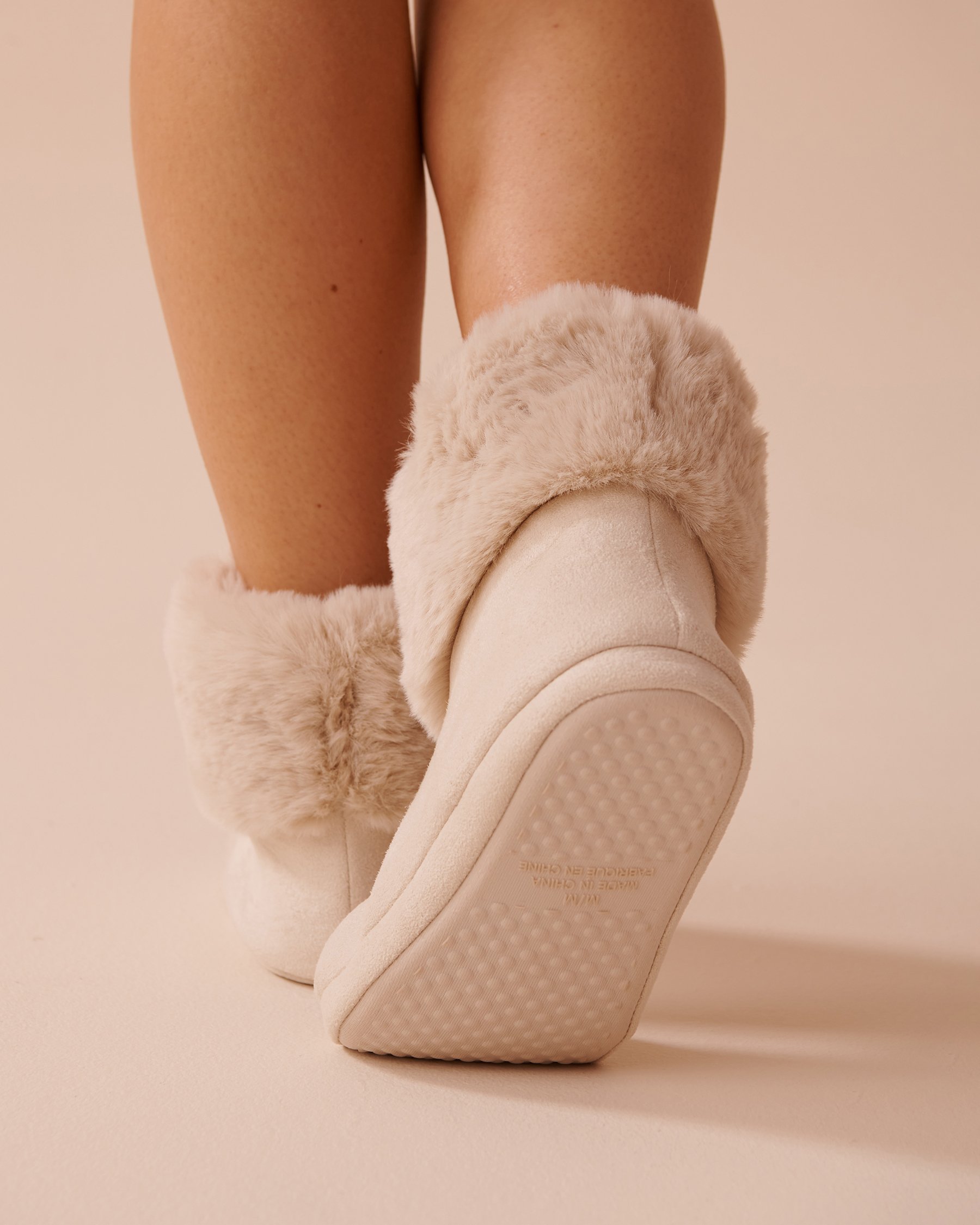 LA VIE EN ROSE Pantoufles bottines en faux suède et fausse fourrure Beige clair 40700362 - Voir2