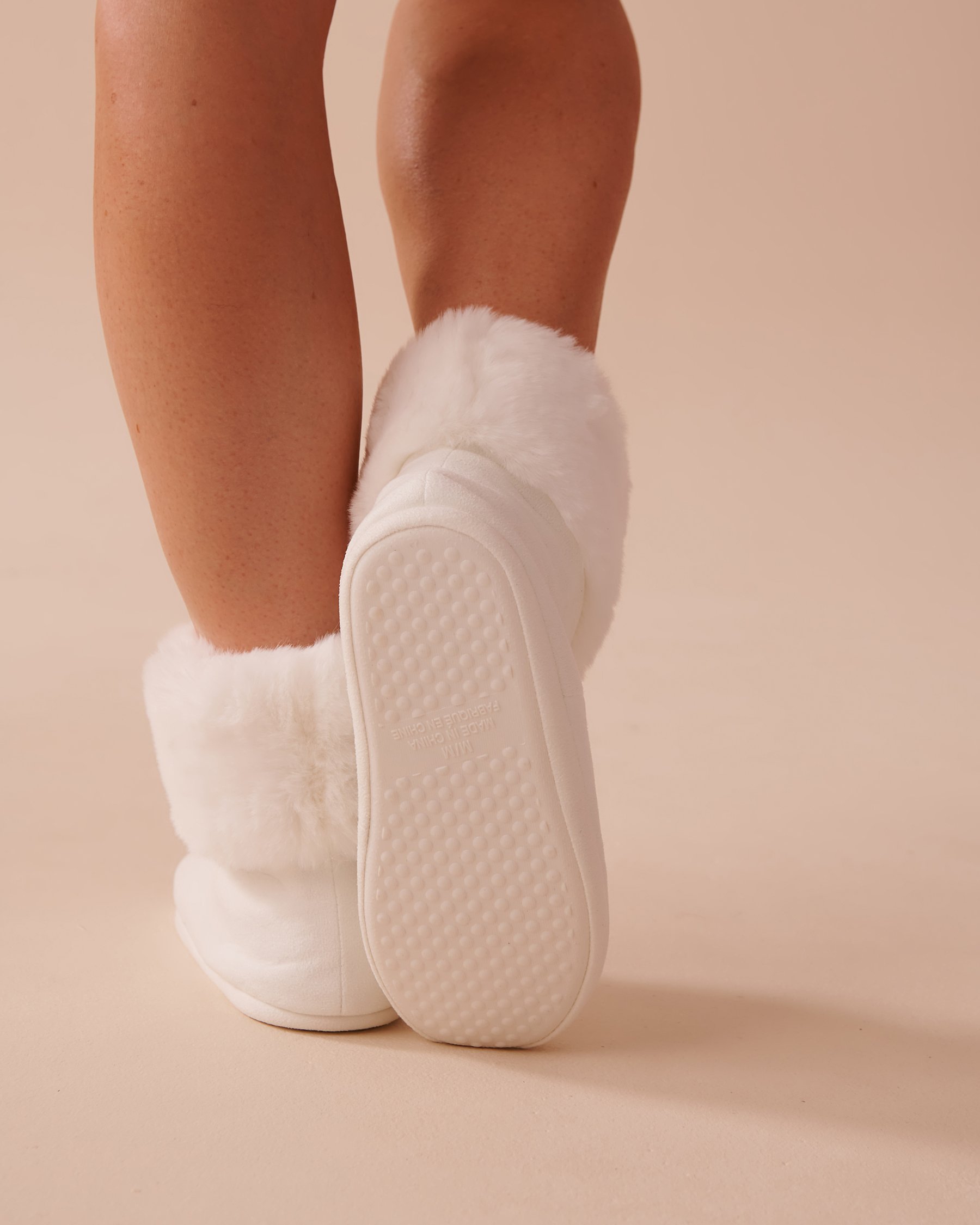 LA VIE EN ROSE Pantoufles bottines en faux suède et fausse fourrure Blanc neige 40700362 - Voir2