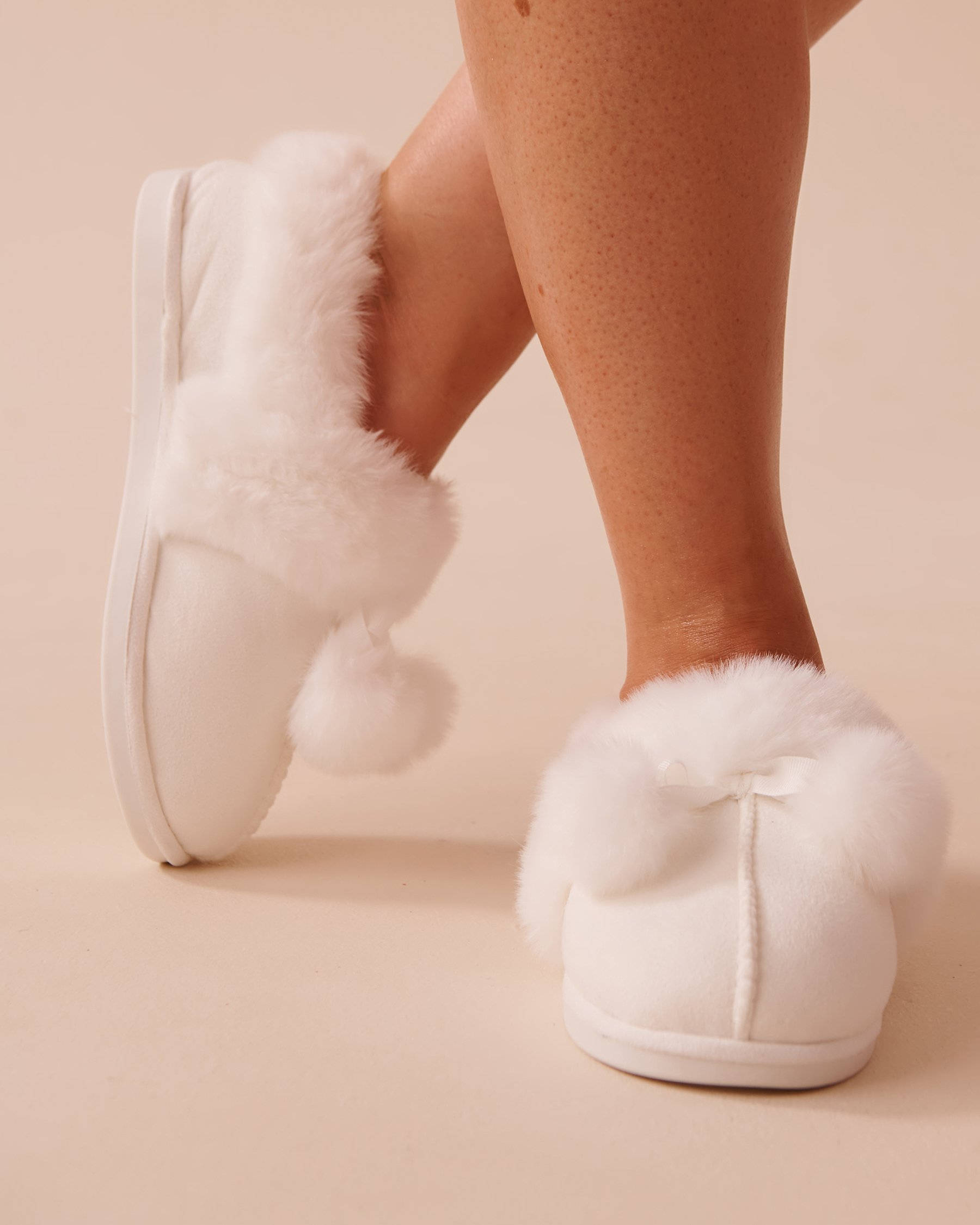 LA VIE EN ROSE Pantoufles bottines en suède avec nœud et pompons Blanc neige 40700363 - Voir1