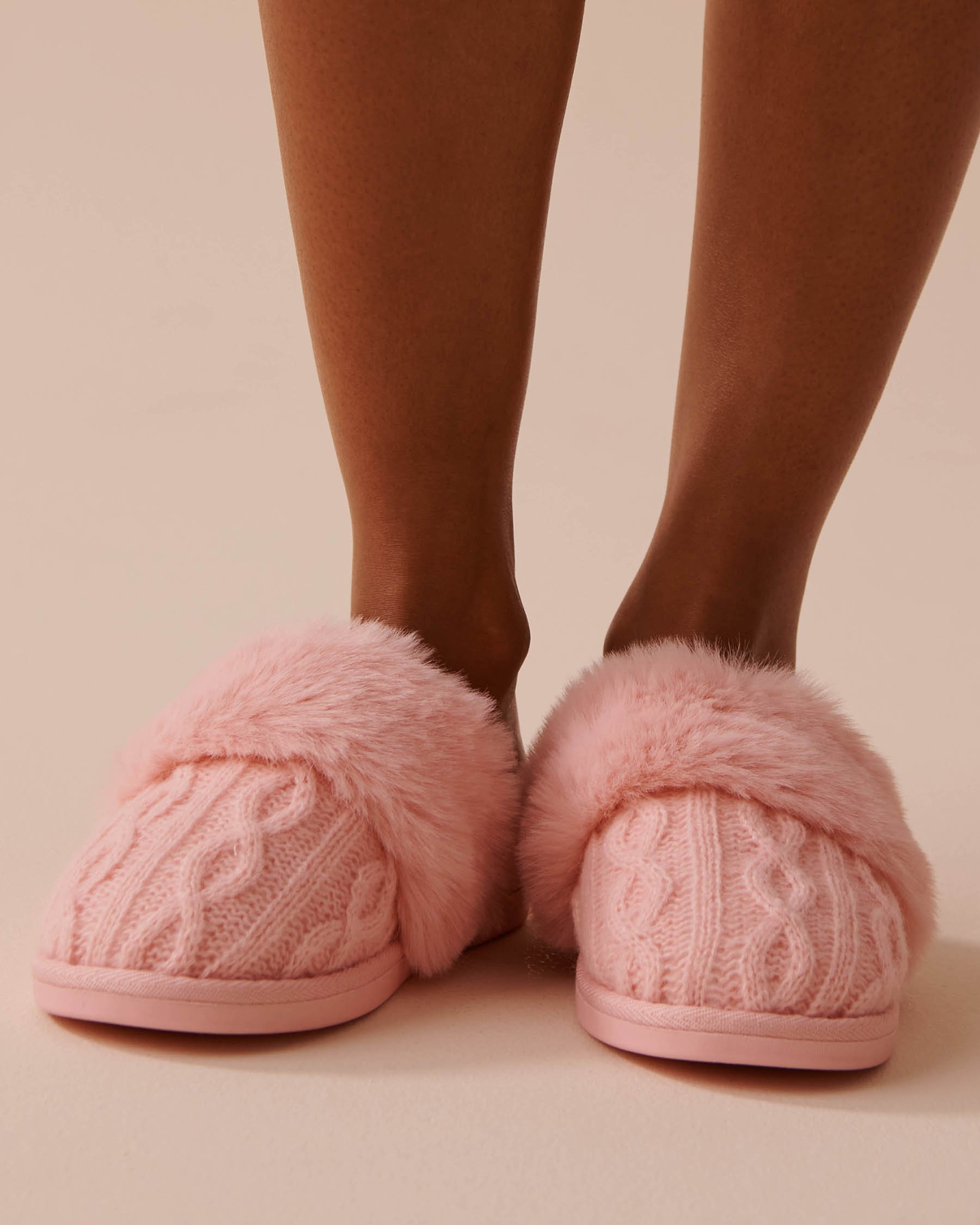 LA VIE EN ROSE Pantoufles en tricot torsadé et fausse fourrure Rose fée 40700364 - Voir4