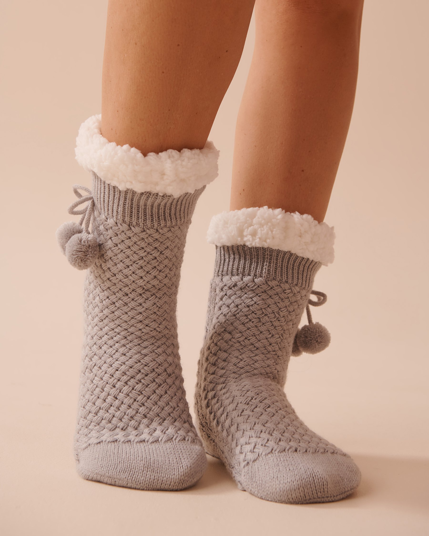 LA VIE EN ROSE Bas en tricot et sherpa à pompons Gris 40700365 - Voir1
