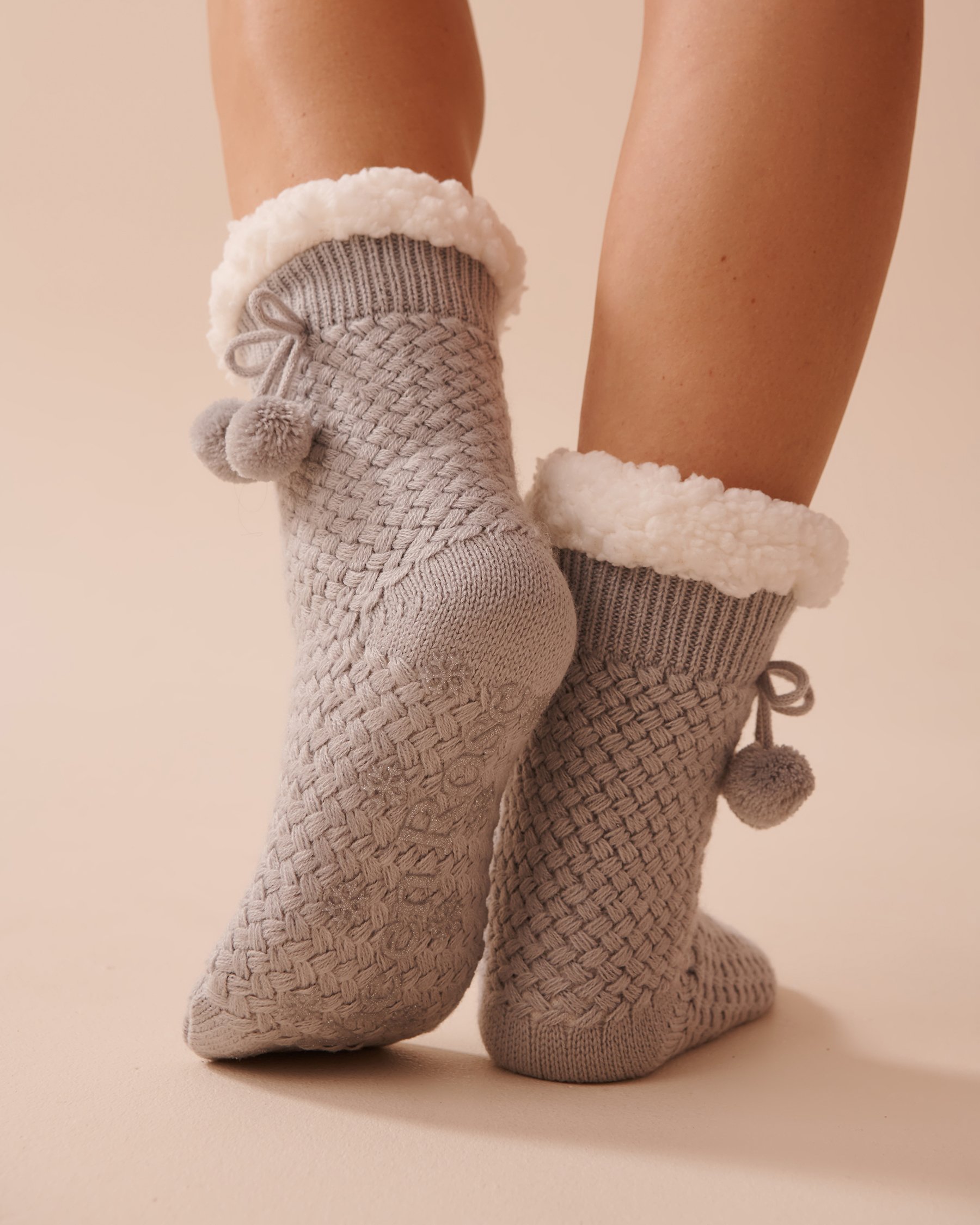 LA VIE EN ROSE Bas en tricot et sherpa à pompons Gris 40700365 - Voir2
