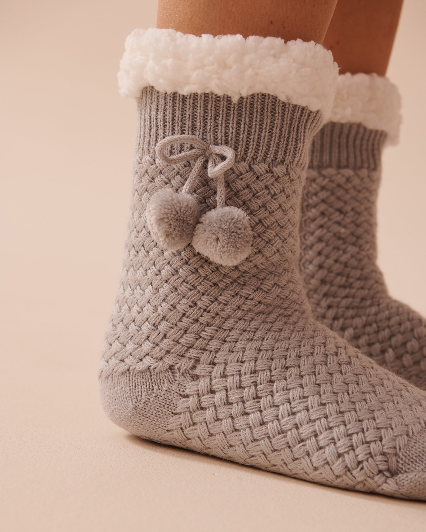 LA VIE EN ROSE Bas en tricot et sherpa à pompons Gris 40700365 - Voir3