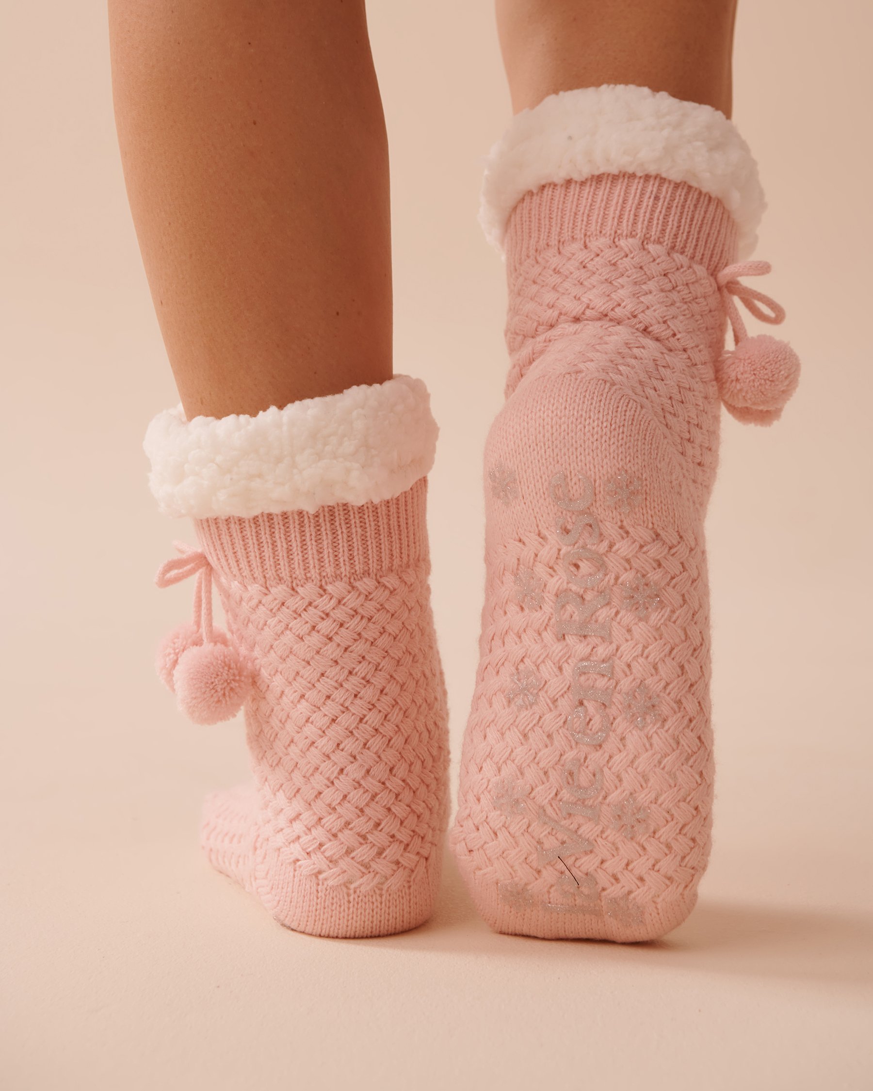 LA VIE EN ROSE Bas en tricot et sherpa à pompons Rose fée 40700365 - View2