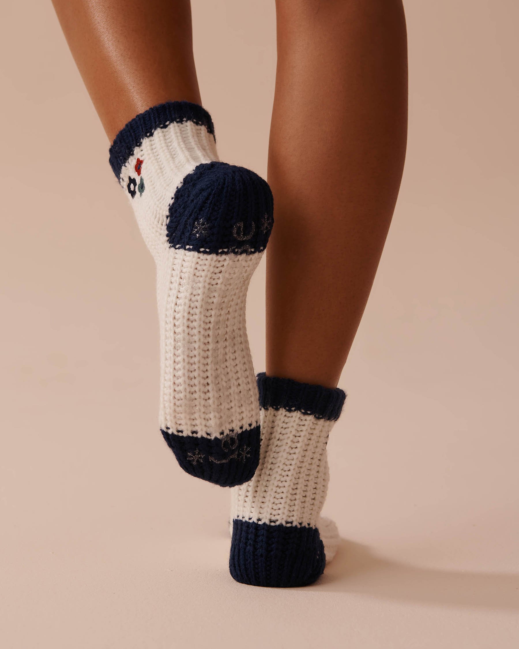 LA VIE EN ROSE Knitted Socks with Winter Embroidery Snow White 40700366 - View2