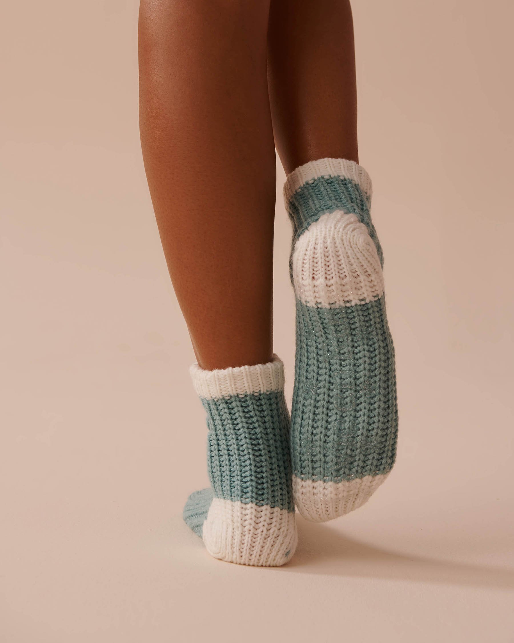 LA VIE EN ROSE Knitted Socks with Winter Embroidery Soothing Blue 40700366 - View2