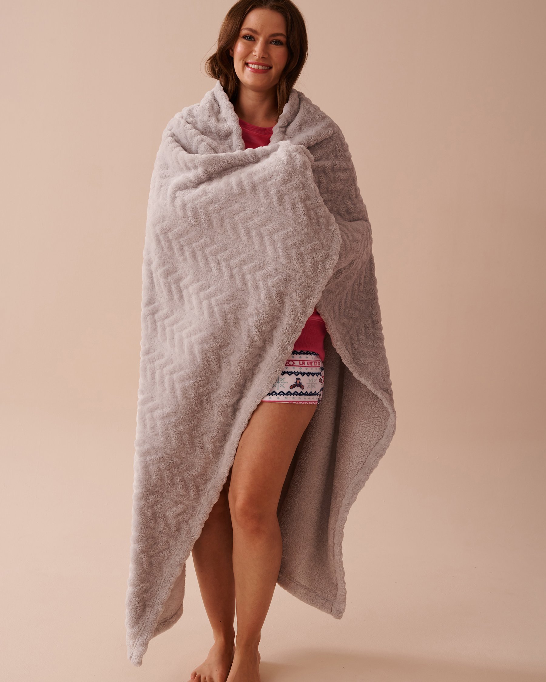 LA VIE EN ROSE Couverture à effet tricoté en peluche douce Gris pâle 40700361 - View1