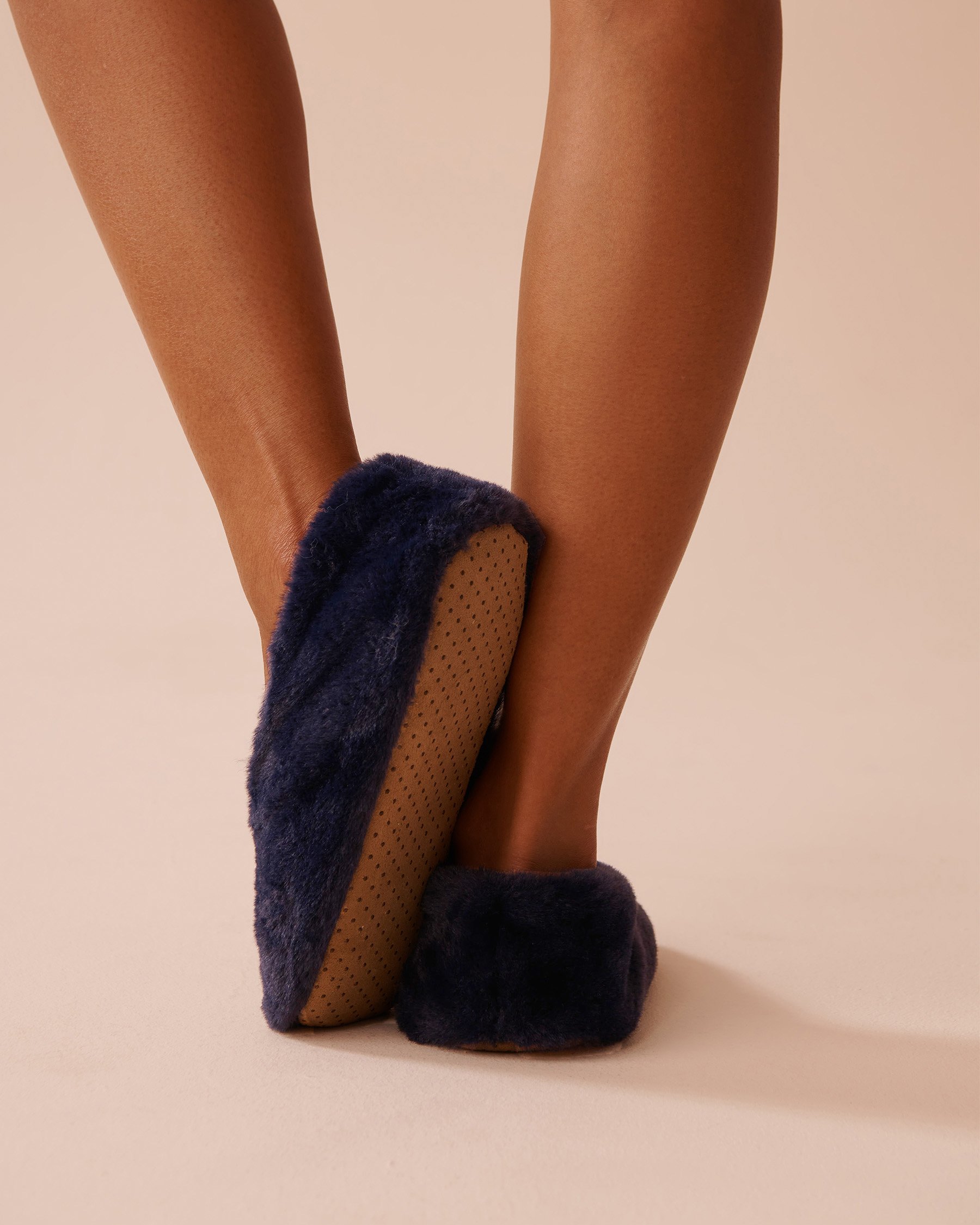 LA VIE EN ROSE Bas-pantoufles en fausse fourrure Bleu nuit 40700354 - View2