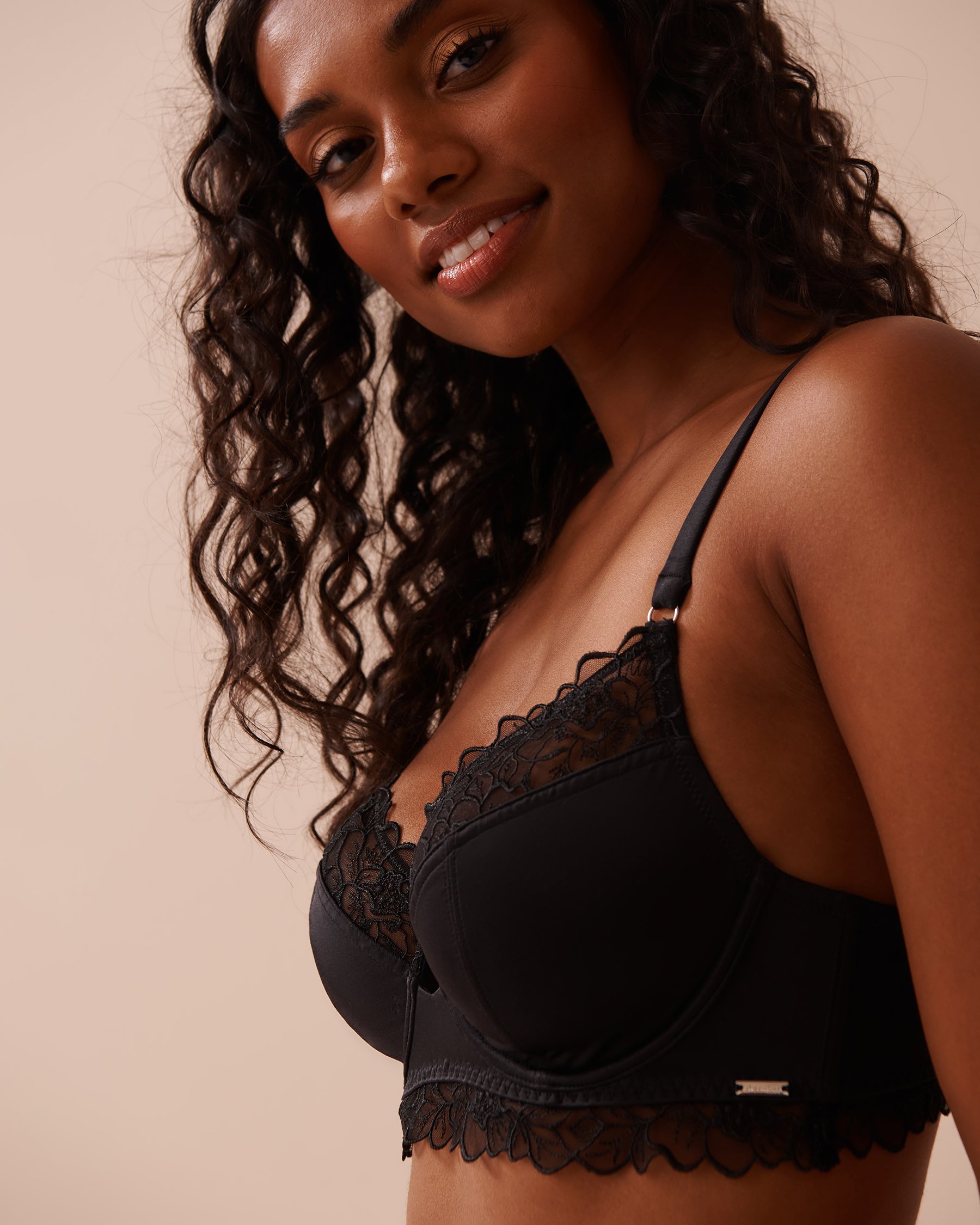 LA VIE EN ROSE Unlined Shiny Microfiber and Mesh Bra Classic Black 10100162 - View3