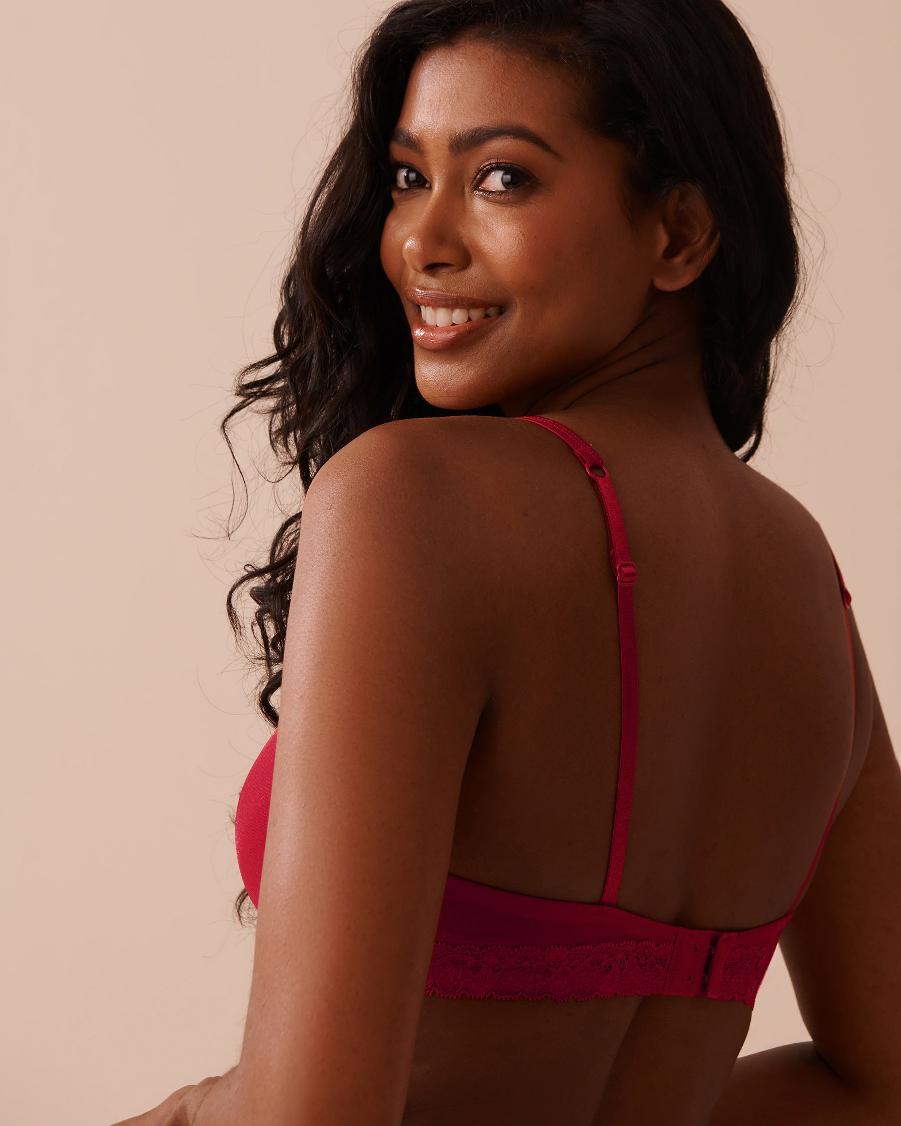 LA VIE EN ROSE Lightly Lined Spacer Foam Sparkling Microfiber Bra Candy Cane Red 10200445 - View2