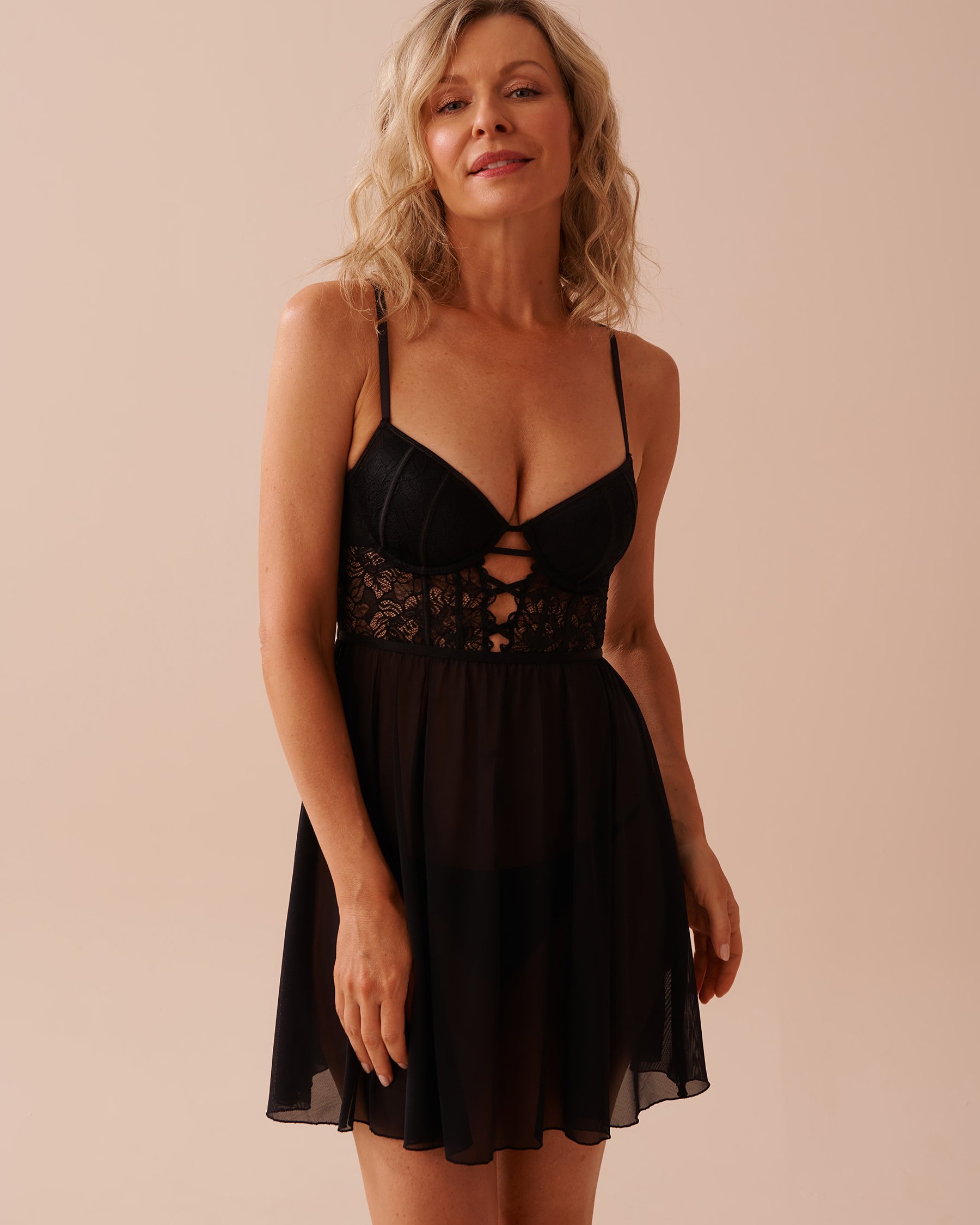 LA VIE EN ROSE Nuisette plongeante en dentelle deux-tons et résille Noir classique 60500163 - Voir1