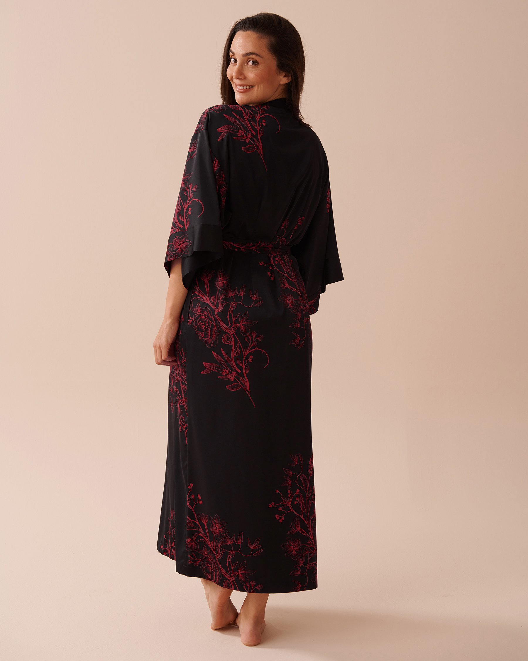 LA VIE EN ROSE Dark Floral Print Long Satin Kimono Black Mystic Garden 60600085 - View4