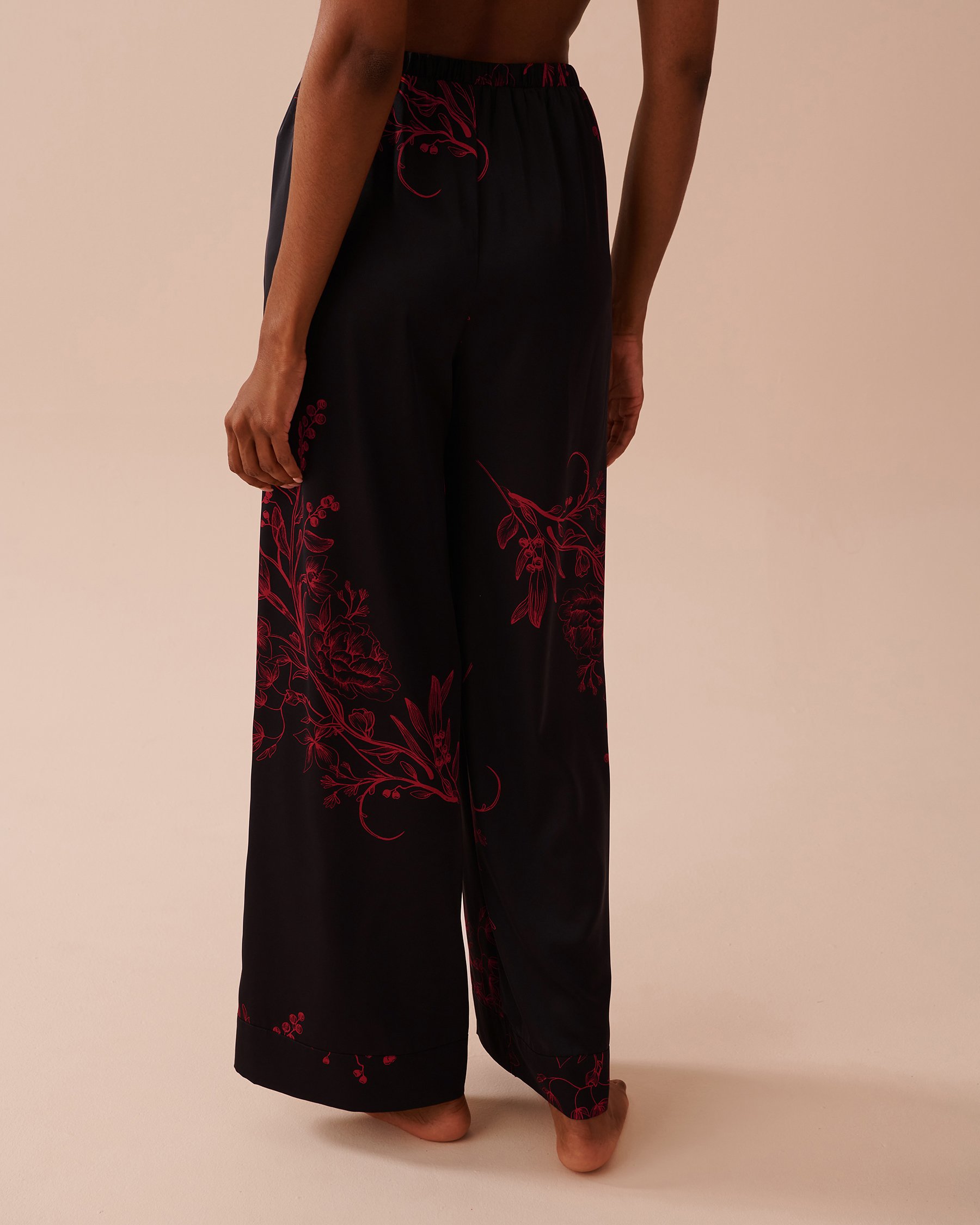 LA VIE EN ROSE Dark Floral Print Satin Pants Black Mystic Garden 60200113 - View2
